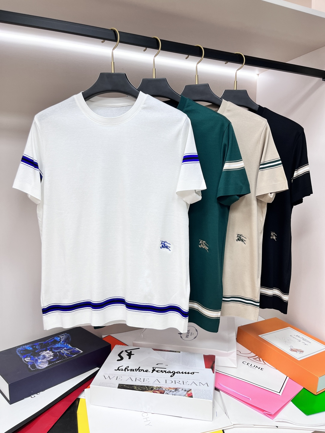 NO:134419,The main recommendation Burberry is exclusively designed for the new autumn Burberry fashion casual round neck short sleeves, high-density mercerized cotton fabric, high-end needle embroidery, high-end European version original single T-shirt, trendy and fashionable casual half-sleeved, breathable and comfortable, impeccable details, brand element design concept, reflecting high quality. It presents casual cut, and the upper body style is superb!  Code Number M-3XL H2025 new model first launch, burberry, burberry, T-shirt, tees, t-shirt, alexander wang19860909主推 Burberry 独家专供秋季新款巴宝莉时尚休闲圆领短袖,高密度丝光纯棉面料,高级密针刺绣、高端欧版原单T恤,潮流时尚休闲半袖 透气舒适度高,细节无可挑剔,品牌元素设计理念,体现高品质.呈现休闲裁剪,上身版型超赞！ 码数M-3XL H2025新款首发,,burberry,burberry,T-shirt,tees，t-shirt,alexander wang,Men's clothing