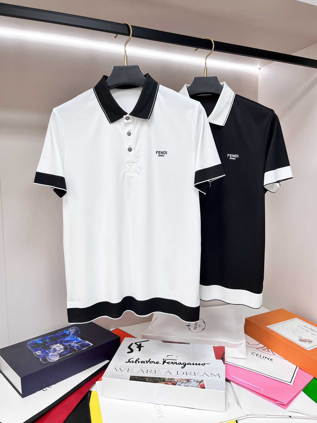 NO:134416,The main recommendation Fendi is exclusively designed for the new autumn style Fendi fashion casual round neck short sleeves, high-density mercerized cotton fabric, high-end needle embroidery, high-end European version original single T-shirt, trendy and fashionable casual half-sleeved, breathable and comfortable, impeccable details, brand element design concept, reflecting high quality. It presents casual cut, and the upper body style is superb!  Code Number M-3XL H2025 new model first release, fendi, fendi, T-shirt, tees, t-shirt, alexander wang19860909主推 Fendi 独家专供秋季新款芬迪时尚休闲圆领短袖,高密度丝光纯棉面料,高级密针刺绣、高端欧版原单T恤,潮流时尚休闲半袖 透气舒适度高,细节无可挑剔,品牌元素设计理念,体现高品质.呈现休闲裁剪,上身版型超赞！ 码数M-3XL H2025新款首发,,fendi,fendi,T-shirt,tees，t-shirt,alexander wang,Men's clothing