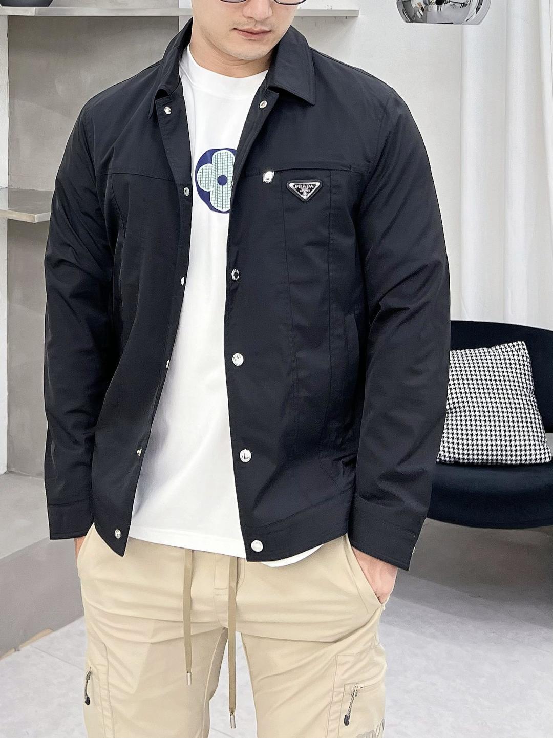 NO:134424,The main recommendation is Prada 2025ss early spring new model released Prada lapel jacket, a hot spring jacket, it is comfortable and comfortable to wear, lazy and casual, combined with clean and simple colors, it is particularly durable, suitable for daily wear~ I love to launch sports items embellished with vitality prints to welcome the arrival of the warm season. Size M-3XL is complete with three standards, shipped the next day, the new H2025 model is first released, prada, prada, jackets & coats, jackets & coats, alexander wang19860909主推 Prada 2025ss早春新款发布普拉达翻领夹克外套,春季爆款外套,穿上就是舒适自在又显瘦的存在,慵懒而随性,结合干净简单的色系就特别耐看,适合日常穿着~倾情推出缀饰活力印花的运动单品,迎接温暖季节的到来. 尺码M-3XL 三标齐全 隔天出货 H2025新款首发,,prada,prada,jackets & coats,jackets & coats,alexander wang,Men's clothing