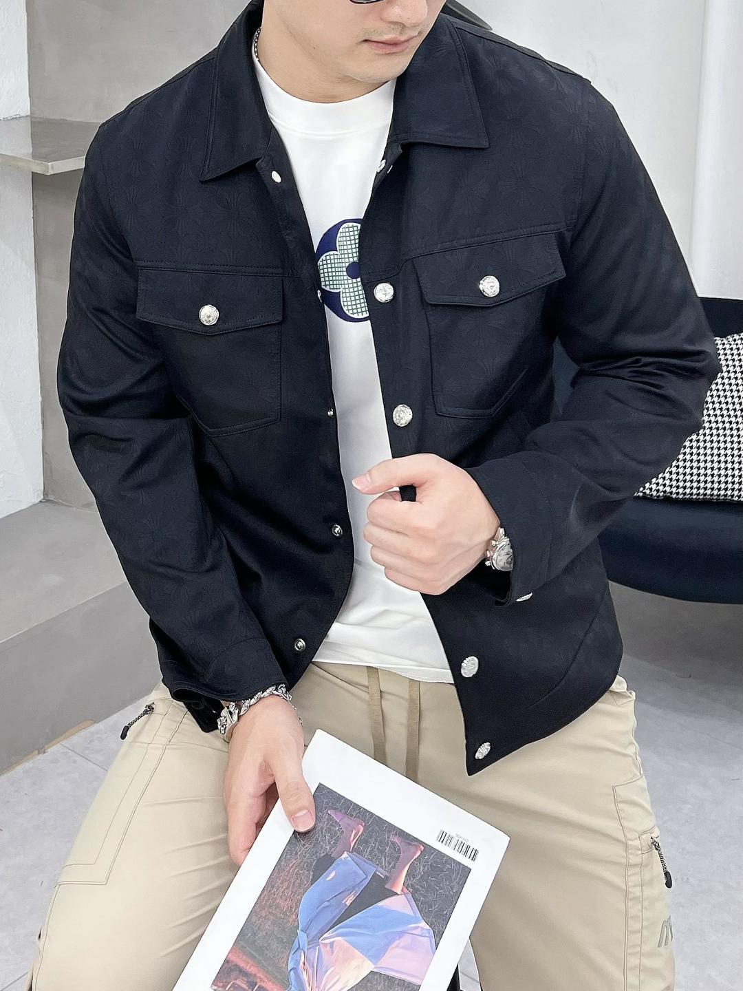 NO:134427,The main recommendation is Croxin 2025ss early spring new style released Croxin lapel jacket, a hot spring jacket, which is comfortable and comfortable to wear, lazy and casual, combined with clean and simple colors, which is particularly pleasing to look at. It is suitable for daily wear~ I love to launch sports items embellished with vitality prints to welcome the arrival of the warm season. Size M-3XL is complete with three standards, shipped the next day. The new H2025 model is first released, chrome hearts, jackets & coats, jackets & coats, alexander wang19860909主推 克罗心 2025ss早春新款发布克罗心翻领夹克外套,春季爆款外套,穿上就是舒适自在又显瘦的存在,慵懒而随性,结合干净简单的色系就特别耐看,适合日常穿着~倾情推出缀饰活力印花的运动单品,迎接温暖季节的到来. 尺码M-3XL 三标齐全 隔天出货 H2025新款首发,,chrome hearts,jackets & coats,jackets & coats,alexander wang,Men's clothing