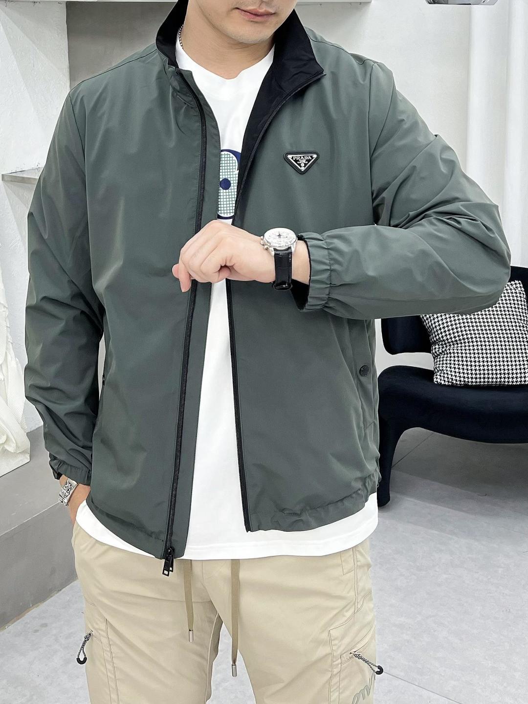 NO:134430,The main recommendation is Prada 2025ss early spring new model released Prada stand-up jacket, double-sided spring popular jacket, it is comfortable and comfortable to wear, lazy and casual, combined with clean and simple colors, it is particularly durable, suitable for daily wear~ I love to launch sports items embellished with vitality prints to welcome the arrival of the warm season. Size M-3XL is complete with three standards, shipped the next day, the new H2025 model is first released, prada, prada, jackets & coats, jackets & coats, alexander wang19860909主推 Prada 2025ss早春新款发布普拉达立领夹克外套,双面穿春季爆款外套,穿上就是舒适自在又显瘦的存在,慵懒而随性,结合干净简单的色系就特别耐看,适合日常穿着~倾情推出缀饰活力印花的运动单品,迎接温暖季节的到来. 尺码M-3XL 三标齐全 隔天出货 H2025新款首发,,prada,prada,jackets & coats,jackets & coats,alexander wang,Men's clothing