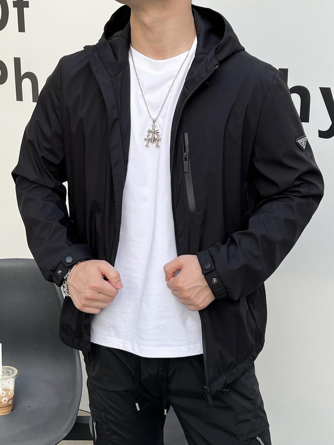 NO:134408,The main recommendation is Prada 2025ss early spring new model released Prada hooded jacket jacket, a hot spring jacket, which is comfortable and comfortable to wear, lazy and casual, combined with clean and simple colors, which is particularly durable and suitable for daily wear~ I love to launch sports items embellished with vitality prints to welcome the arrival of the warm season. Size M-3XL is complete with three standards, shipped the next day, the new H2025 model is first released, prada, prada, jackets & coats, jackets & coats, hats, alexander wang19860909主推 Prada 2025ss早春新款发布普拉达连帽夹克外套,春季爆款外套,穿上就是舒适自在又显瘦的存在,慵懒而随性,结合干净简单的色系就特别耐看,适合日常穿着~倾情推出缀饰活力印花的运动单品,迎接温暖季节的到来. 尺码M-3XL 三标齐全 隔天出货 H2025新款首发,,prada,prada,jackets & coats,jackets & coats,hats,alexander wang,Men's clothing