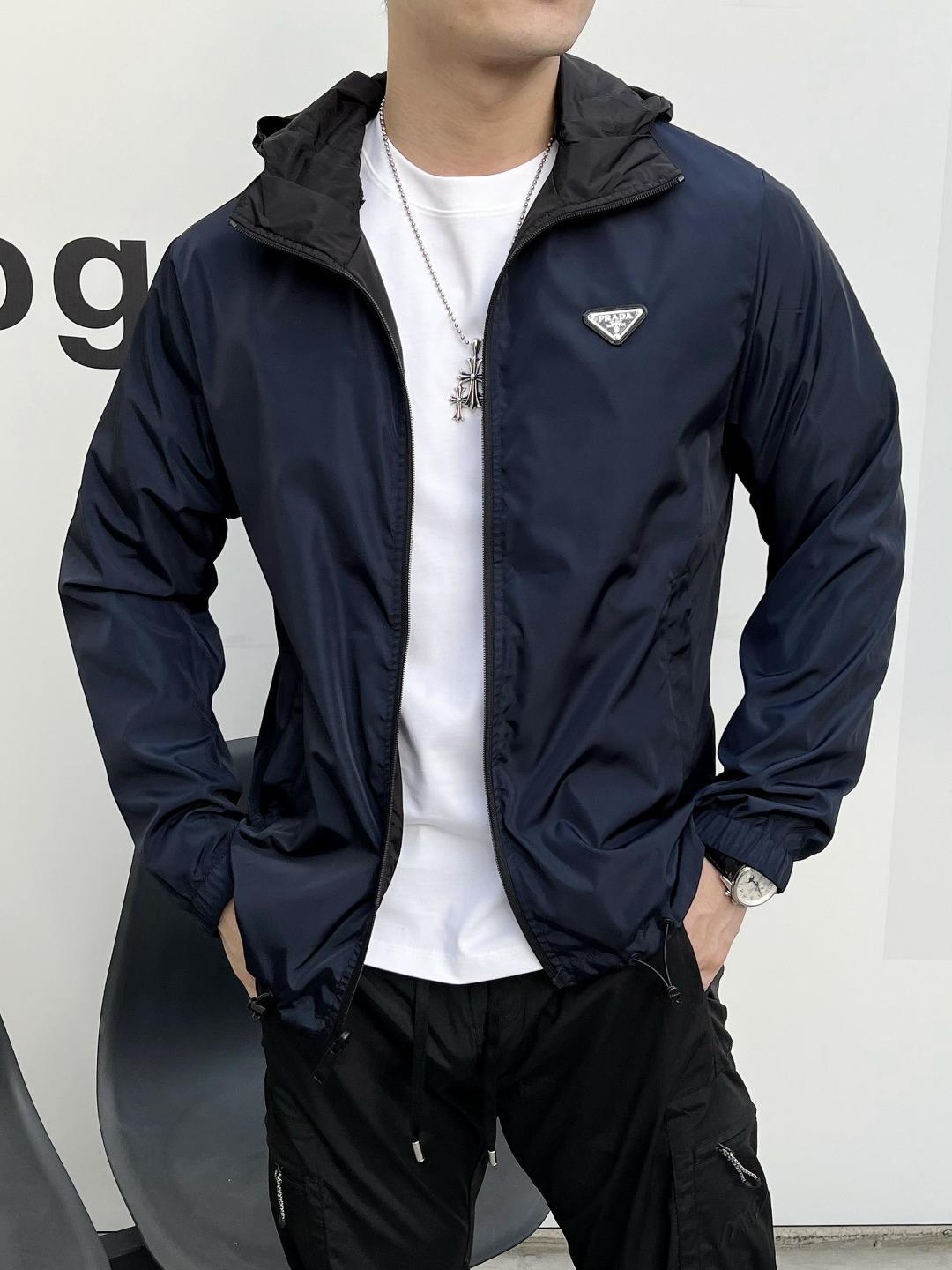 NO:134411,The main recommendation is Prada 2025ss early spring new model released Prada hooded jacket, double-sided spring popular jacket, it is comfortable and comfortable to wear, lazy and casual, combined with clean and simple colors, it is particularly durable, suitable for daily wear~ I love to launch sports items embellished with vitality prints to welcome the arrival of the warm season. Size M-3XL is complete with three standards, shipped the next day, the new H2025 model is first released, prada, prada, jackets & coats, jackets & coats, hats, alexander wang19860909主推 Prada 2025ss早春新款发布普拉达连帽夹克外套,双面穿春季爆款外套,穿上就是舒适自在又显瘦的存在,慵懒而随性,结合干净简单的色系就特别耐看,适合日常穿着~倾情推出缀饰活力印花的运动单品,迎接温暖季节的到来. 尺码M-3XL 三标齐全 隔天出货 H2025新款首发,,prada,prada,jackets & coats,jackets & coats,hats,alexander wang,Men's clothing