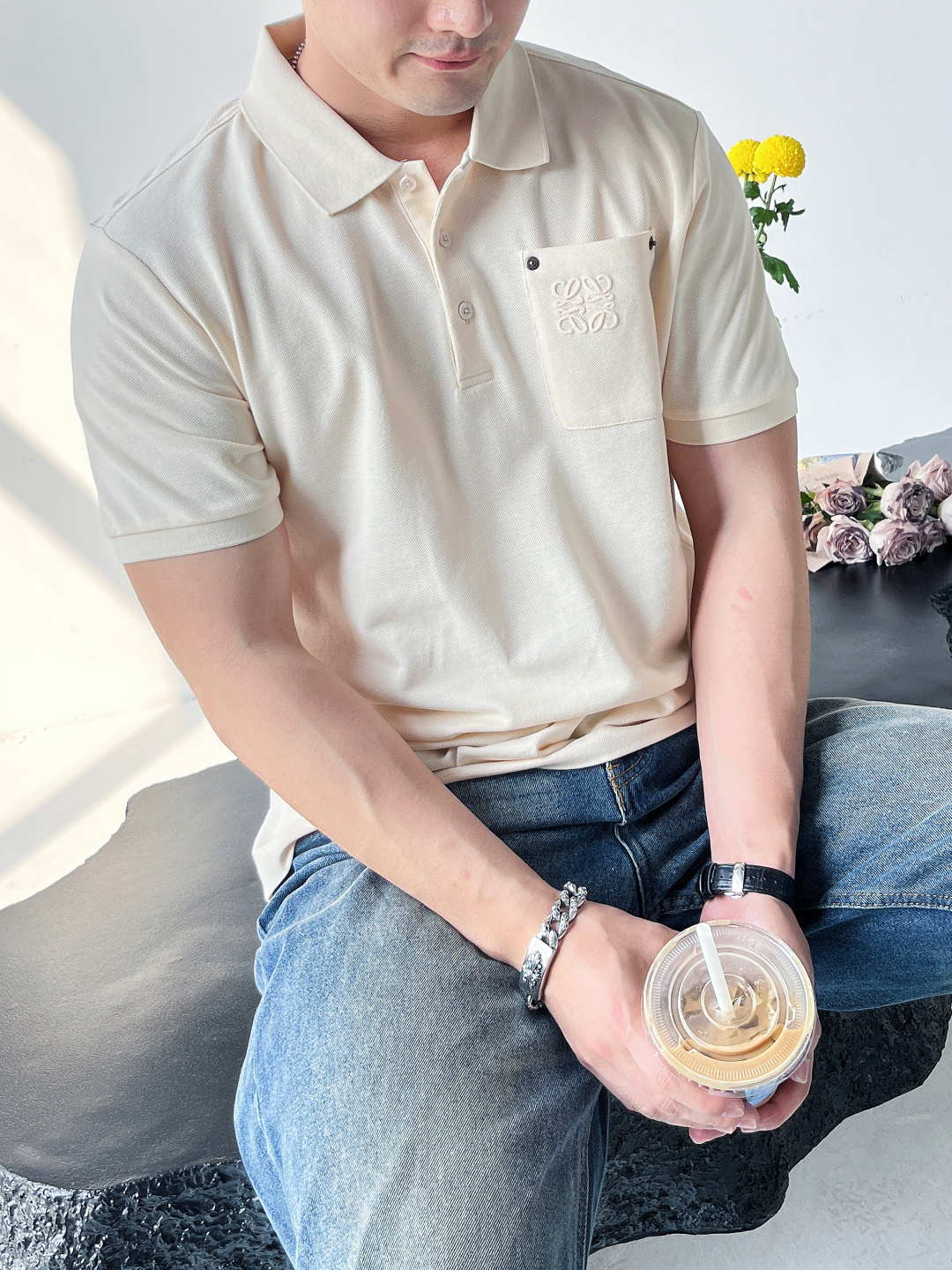 NO:134428,The main recommendation is Loewe. It is exclusively designed for the new autumn style of Loewe, fashionable and casual lapel short sleeves, high-density cotton fabric, high-end needle embroidery, high-end European version original single T-shirt, trendy and fashionable and casual half-sleeved, breathable and comfortable, impeccable details, brand element design concept, reflecting high quality. It presents casual cut, and the upper body style is excellent!  Code Number M-3XL H2025 new model first release, loewe, loewe, T-shirt, tees, t-shirt, alexander wang19860909主推 Loewe 独家专供秋季新款罗意威时尚休闲翻领短袖,高密度纯棉面料,高级密针刺绣、高端欧版原单T恤,潮流时尚休闲半袖 透气舒适度高,细节无可挑剔,品牌元素设计理念,体现高品质.呈现休闲裁剪,上身版型超赞！码数M-3XL H2025新款首发,,loewe,loewe,T-shirt,tees，t-shirt,alexander wang,Men's clothing