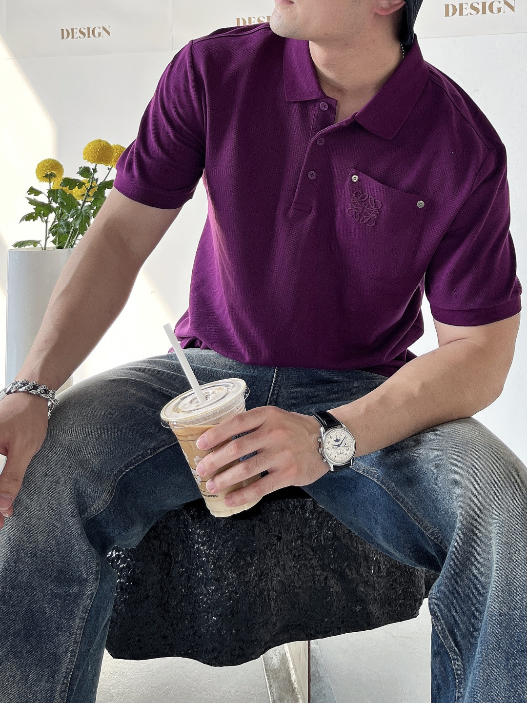 NO:134431,The main recommendation is Loewe. It is exclusively designed for the new autumn style of Loewe, fashionable and casual lapel short sleeves, high-density cotton fabric, high-end needle embroidery, high-end European version original single T-shirt, trendy and fashionable and casual half-sleeved, breathable and comfortable, impeccable details, brand element design concept, reflecting high quality. It presents casual cut, and the upper body style is excellent!  Code Number M-3XL H2025 new model first release, loewe, loewe, T-shirt, tees, t-shirt, alexander wang19860909主推 Loewe 独家专供秋季新款罗意威时尚休闲翻领短袖,高密度纯棉面料,高级密针刺绣、高端欧版原单T恤,潮流时尚休闲半袖 透气舒适度高,细节无可挑剔,品牌元素设计理念,体现高品质.呈现休闲裁剪,上身版型超赞！码数M-3XL H2025新款首发,,loewe,loewe,T-shirt,tees，t-shirt,alexander wang,Men's clothing