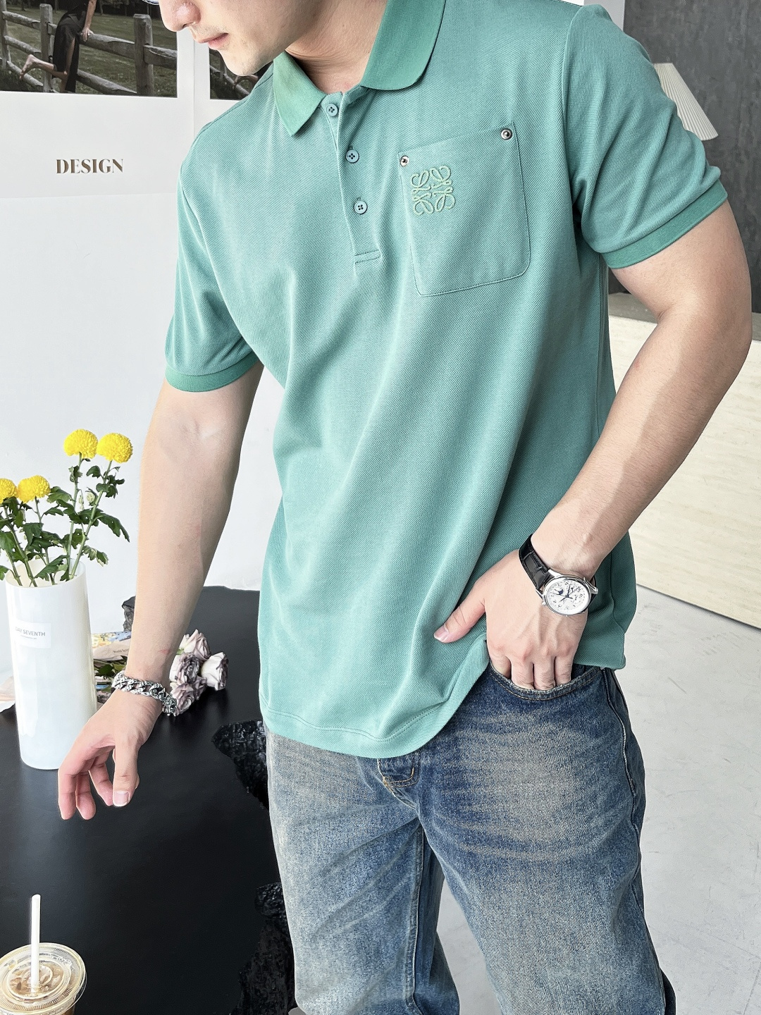 NO:134406,The main recommendation is Loewe. It is exclusively designed for the new autumn style of Loewe, fashionable and casual lapel short sleeves, high-density cotton fabric, high-end needle embroidery, high-end European version original single T-shirt, trendy and fashionable and casual half-sleeved, breathable and comfortable, impeccable details, brand element design concept, reflecting high quality. It presents casual cut, and the upper body style is excellent!  Code Number M-3XL H2025 new model first release, loewe, loewe, T-shirt, tees, t-shirt, alexander wang19860909主推 Loewe 独家专供秋季新款罗意威时尚休闲翻领短袖,高密度纯棉面料,高级密针刺绣、高端欧版原单T恤,潮流时尚休闲半袖 透气舒适度高,细节无可挑剔,品牌元素设计理念,体现高品质.呈现休闲裁剪,上身版型超赞！码数M-3XL H2025新款首发,,loewe,loewe,T-shirt,tees，t-shirt,alexander wang,Men's clothing