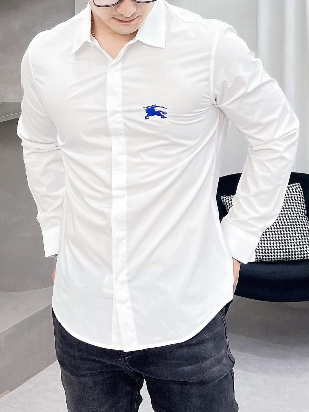 NO:134421,The main recommendation is Burberry, exclusively for new spring fashion casual shirts, long-sleeved embroidered shirts. High-end needle embroidery, high-end European version original single shirts, breathable and comfortable, impeccable details, brand element design concept, reflecting high quality. It presents casual cut, and the upper body style is superb!  Code Number M-3XL H2025 new model first launch, burberry, burberry, shirts, alexander wang19860909主推 Burberry 巴宝莉 独家专供春季新款时尚休闲衬衫,长袖刺绣衬衫.高级密针刺绣、高端欧版原单衬衫,透气舒适度高,细节无可挑剔,品牌元素设计理念,体现高品质.呈现休闲裁剪,上身版型超赞！码数M-3XL H2025新款首发,,burberry,burberry,shirts,alexander wang,Men's clothing