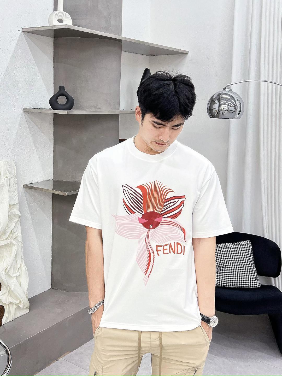 NO:140032,The main recommendation Fendi is exclusively designed for the new autumn Fendi fashion casual round neck short sleeves, high-density 320g pure cotton fabric, high-end needle embroidery, high-end European version original single T-shirt, trendy and fashionable casual half-sleeved, breathable and comfortable, impeccable details, brand element design concept, reflecting high quality. It presents casual cut, and the upper body style is superb!  Code Number M-3XL H2025 new model first release, fendi, fendi, T-shirt, tees, t-shirt, alexander wang19860909主推 Fendi 独家专供秋季新款芬迪时尚休闲圆领短袖,高密度320克纯棉面料,高级密针刺绣、高端欧版原单T恤,潮流时尚休闲半袖 透气舒适度高,细节无可挑剔,品牌元素设计理念,体现高品质.呈现休闲裁剪,上身版型超赞！码数M-3XL H2025新款首发,,fendi,fendi,T-shirt,tees，t-shirt,alexander wang,Men's clothing