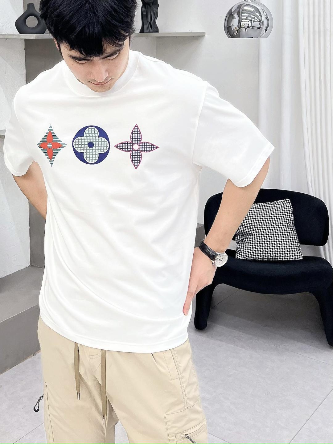 NO:137511,The main recommendation LV is exclusively designed for new autumn donkey brand fashionable casual round neck short sleeves, high-density 320g pure cotton fabric, high-end needle embroidery, high-end European version original single T-shirt, trendy and fashionable casual half-sleeved, high breathable and comfortable, impeccable details, brand element design concept, reflecting high quality. It presents casual cut, and the upper body style is superb!  Code Number M-3XL H2025 new model first release, louis vuitton,louis vuitton,t-shirt,tees,t-shirt,alexander wang19860909主推 LV 独家专供秋季新款驴牌时尚休闲圆领短袖,高密度320克纯棉面料,高级密针刺绣、高端欧版原单T恤,潮流时尚休闲半袖 透气舒适度高,细节无可挑剔,品牌元素设计理念,体现高品质.呈现休闲裁剪,上身版型超赞！码数M-3XL H2025新款首发,,louis vuitton,louis vuitton,T-shirt,tees，t-shirt,alexander wang,Men's clothing