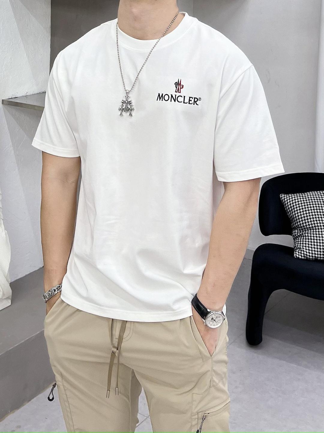 NO:419100,The main recommendation Moncler is exclusively designed for new autumn masked fashion casual round neck short sleeves, high-density 320g pure cotton fabric, high-end needle embroidery, high-end European version original single T-shirt, trendy and fashionable casual half-sleeved, breathable and comfortable, impeccable details, brand element design concept, reflecting high quality. It presents casual cut, and the upper body style is superb!  Code Number M-3XL H2025 new model first release, Moncler, T-shirt,tees, t-shirt,alexander wang19860909主推 Moncler 独家专供秋季新款蒙口时尚休闲圆领短袖,高密度320克纯棉面料,高级密针刺绣、高端欧版原单T恤,潮流时尚休闲半袖 透气舒适度高,细节无可挑剔,品牌元素设计理念,体现高品质.呈现休闲裁剪,上身版型超赞！码数M-3XL H2025新款首发,,Moncler,T-shirt,tees，t-shirt,alexander wang,Men's clothing