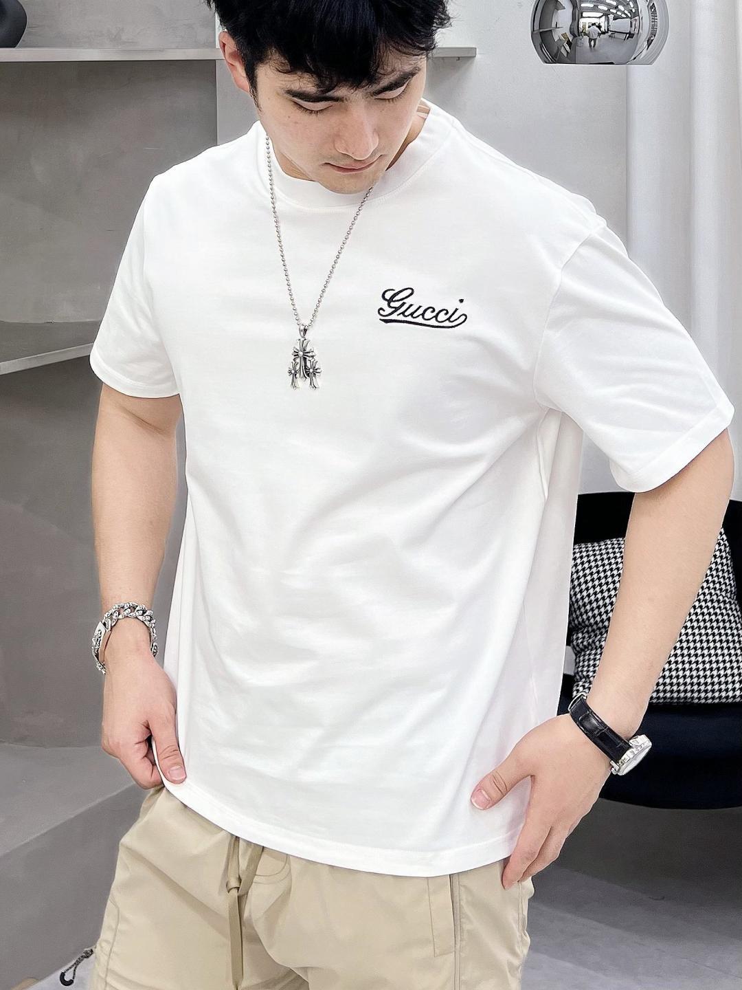 NO:426004,The main recommendation Gucci is exclusively designed for the new autumn Gucci fashion casual round neck short sleeves, high-density 320g pure cotton fabric, high-end needle embroidery, high-end European version original single T-shirt, trendy and fashionable casual half-sleeved, high breathable and comfortable, impeccable details, brand element design concept, reflecting high quality. It presents casual cut, and the upper body style is excellent!  Code Number M-3XL H2025 new model first release, gucci, gucci, T-shirt, tees, t-shirt, alexander wang19860909主推 Gucci 独家专供秋季新款古驰时尚休闲圆领短袖,高密度320克纯棉面料,高级密针刺绣、高端欧版原单T恤,潮流时尚休闲半袖 透气舒适度高,细节无可挑剔,品牌元素设计理念,体现高品质.呈现休闲裁剪,上身版型超赞！码数M-3XL H2025新款首发,,gucci,gucci,T-shirt,tees，t-shirt,alexander wang,Men's clothing