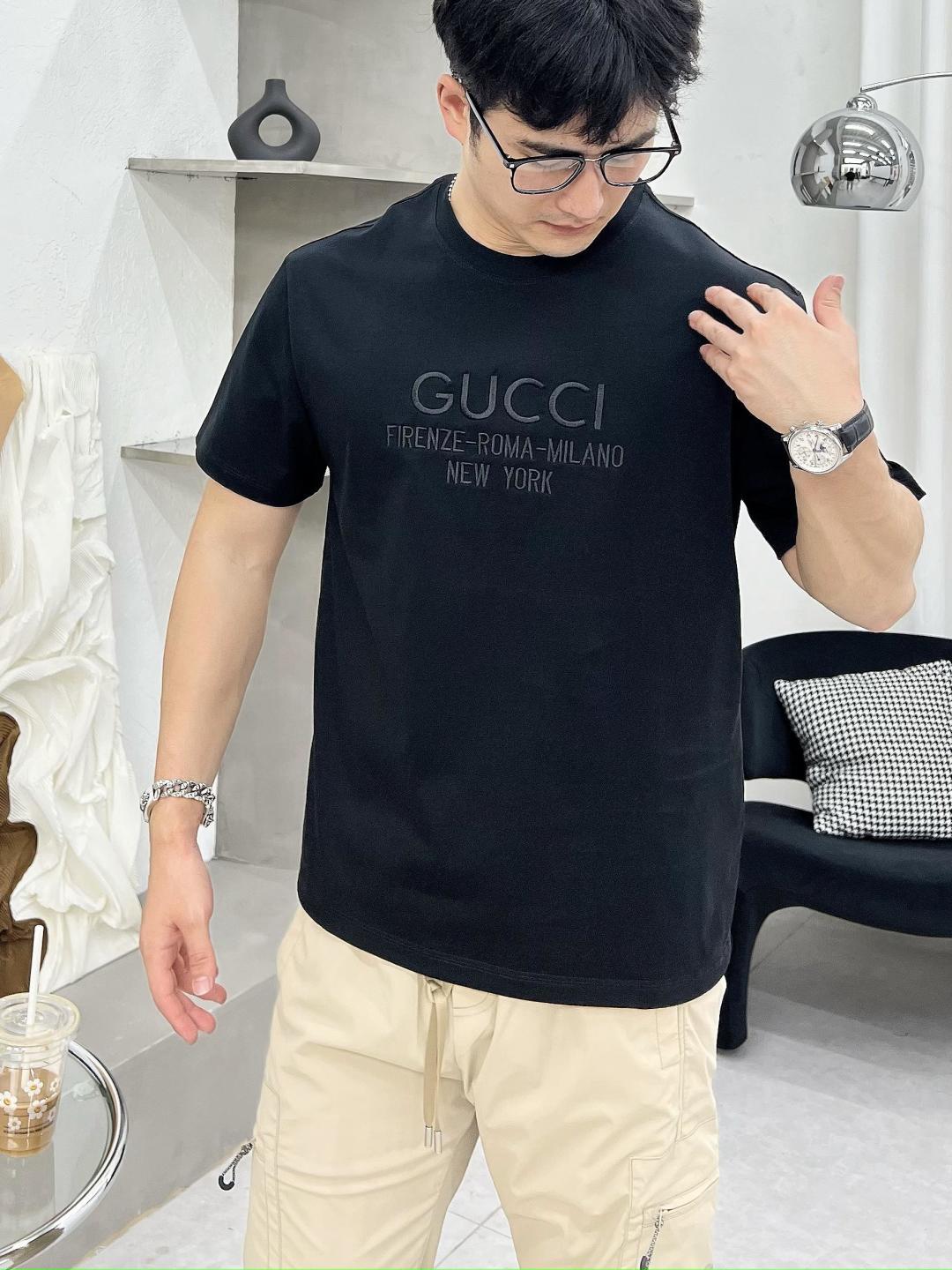 NO:623700,Mainly recommended by Gucci. Exclusively for autumn new Gucci fashionable casual round neck short sleeves, high-density 320g pure cotton fabric, advanced dense needle embroidery, high-end European original single T-shirt, trendy fashionable casual half-sleeves. High breathability and comfort, impeccable details, brand element design concept, reflecting high quality. Presenting casual tailoring, the upper body shape is awesome!  Size M-3XL H2025 new model first release,,gucci,gucci,T-shirt,tees,t-shirt,alexander wang19860909主推 Gucci 独家专供秋季新款古驰时尚休闲圆领短袖,高密度320克纯棉面料,高级密针刺绣、高端欧版原单T恤,潮流时尚休闲半袖 透气舒适度高,细节无可挑剔,品牌元素设计理念,体现高品质.呈现休闲裁剪,上身版型超赞！码数M-3XL H2025新款首发,,gucci,gucci,T-shirt,tees，t-shirt,alexander wang,Men's clothing