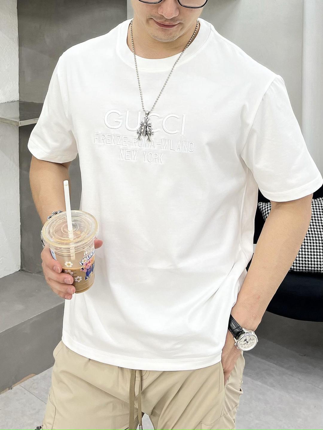 NO:134409,The main recommendation Gucci is exclusively designed for the new autumn Gucci fashion casual round neck short sleeves, high-density 320g pure cotton fabric, high-end needle embroidery, high-end European version original single T-shirt, trendy and fashionable casual half-sleeved, high breathable and comfortable, impeccable details, brand element design concept, reflecting high quality. It presents casual cut, and the upper body style is excellent!  Code Number M-3XL H2025 new model first release, gucci, gucci, T-shirt, tees, t-shirt, alexander wang19860909主推 Gucci 独家专供秋季新款古驰时尚休闲圆领短袖,高密度320克纯棉面料,高级密针刺绣、高端欧版原单T恤,潮流时尚休闲半袖 透气舒适度高,细节无可挑剔,品牌元素设计理念,体现高品质.呈现休闲裁剪,上身版型超赞！码数M-3XL H2025新款首发,,gucci,gucci,T-shirt,tees，t-shirt,alexander wang,Men's clothing