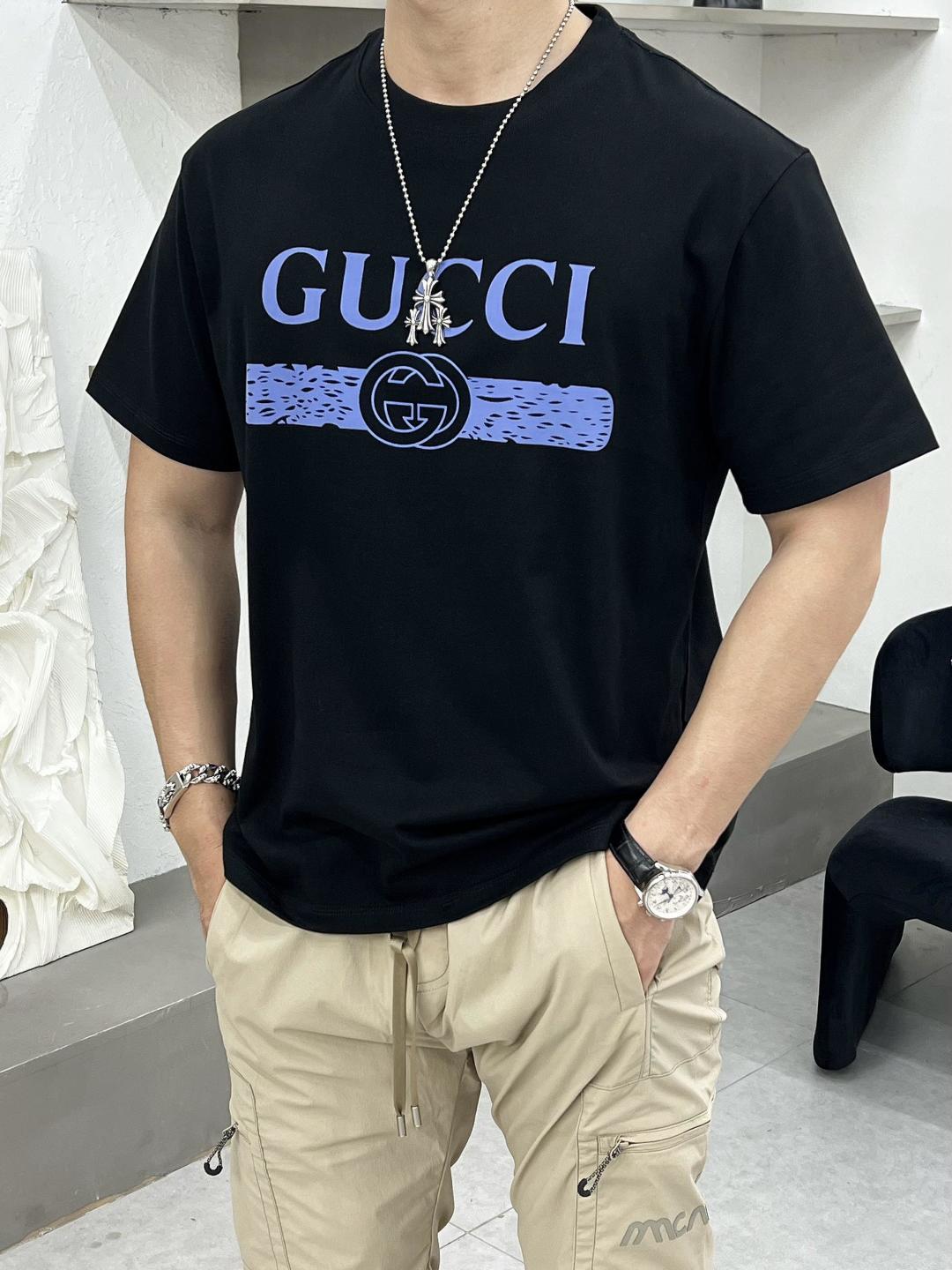 NO:428303,The main recommendation Gucci is exclusively designed for the new autumn Gucci fashion casual round neck short sleeves, high-density 320g pure cotton fabric, high-end needle embroidery, high-end European version original single T-shirt, trendy and fashionable casual half-sleeved, high breathable and comfortable, impeccable details, brand element design concept, reflecting high quality. It presents casual cut, and the upper body style is excellent!  Code Number M-3XL H2025 new model first release, gucci, gucci, T-shirt, tees, t-shirt, alexander wang19860909主推 Gucci 独家专供秋季新款古驰时尚休闲圆领短袖,高密度320克纯棉面料,高级密针刺绣、高端欧版原单T恤,潮流时尚休闲半袖 透气舒适度高,细节无可挑剔,品牌元素设计理念,体现高品质.呈现休闲裁剪,上身版型超赞！码数M-3XL H2025新款首发,,gucci,gucci,T-shirt,tees，t-shirt,alexander wang,Men's clothing