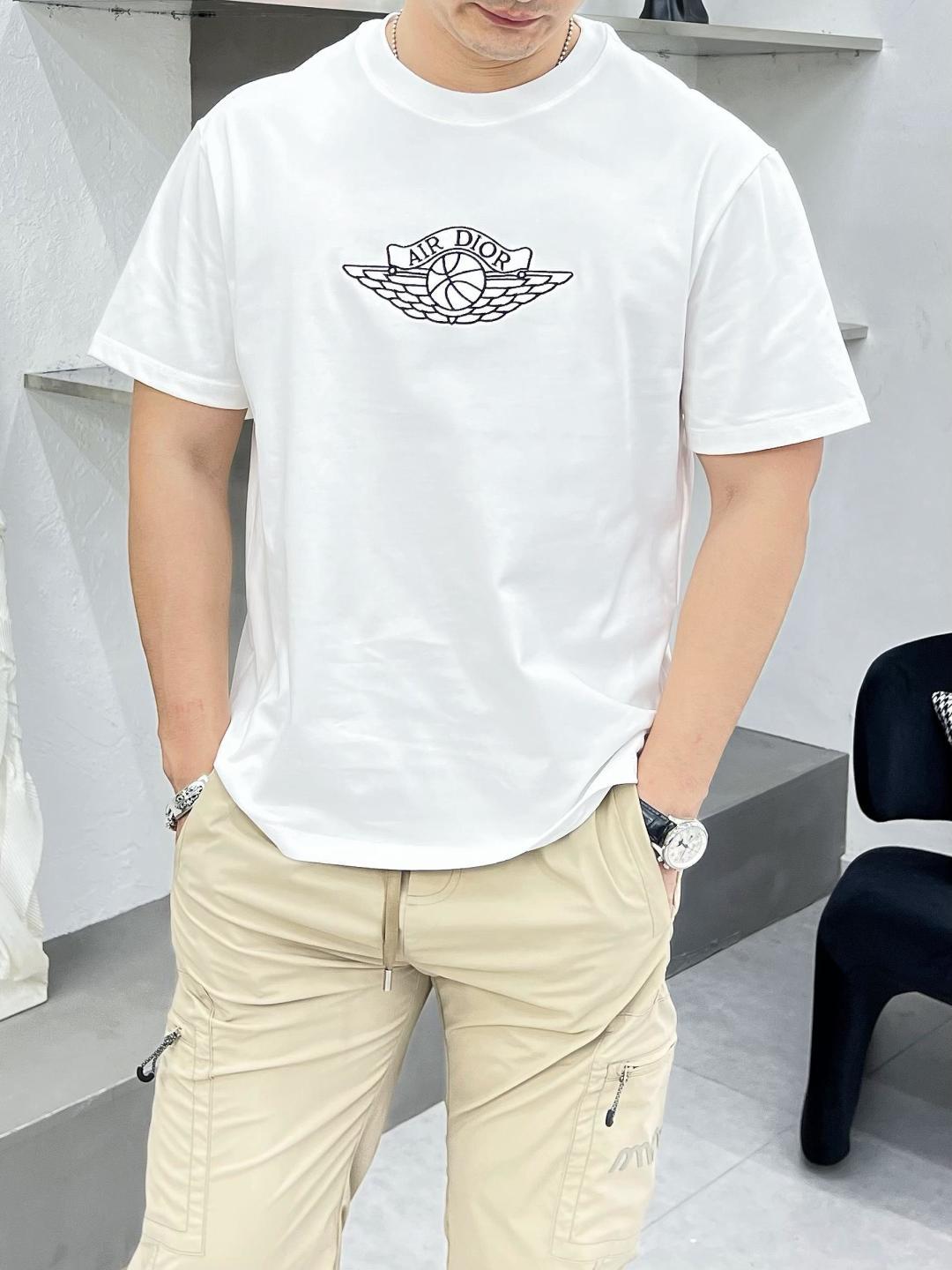 NO:594854,The main recommendation is Dior's exclusive autumn new Dior fashion casual round neck short sleeves, high-density 320g pure cotton fabric, advanced dense needle embroidery, high-end European original single T-shirt, trendy fashion casual half-sleeves, high breathability and comfort, impeccable details, brand element design concept, reflecting high quality. Presenting casual tailoring, the upper body shape is awesome!  Size M-3XL H new model first release, dior, dior, T-shirt, tees, t-shirt, alexander wang19860909主推 Dior 独家专供秋季新款迪奥时尚休闲圆领短袖,高密度320克纯棉面料,高级密针刺绣、高端欧版原单T恤,潮流时尚休闲半袖 透气舒适度高,细节无可挑剔,品牌元素设计理念,体现高品质.呈现休闲裁剪,上身版型超赞！码数M-3XL H新款首发,,dior,dior,T-shirt,tees，t-shirt,alexander wang,Men's clothing