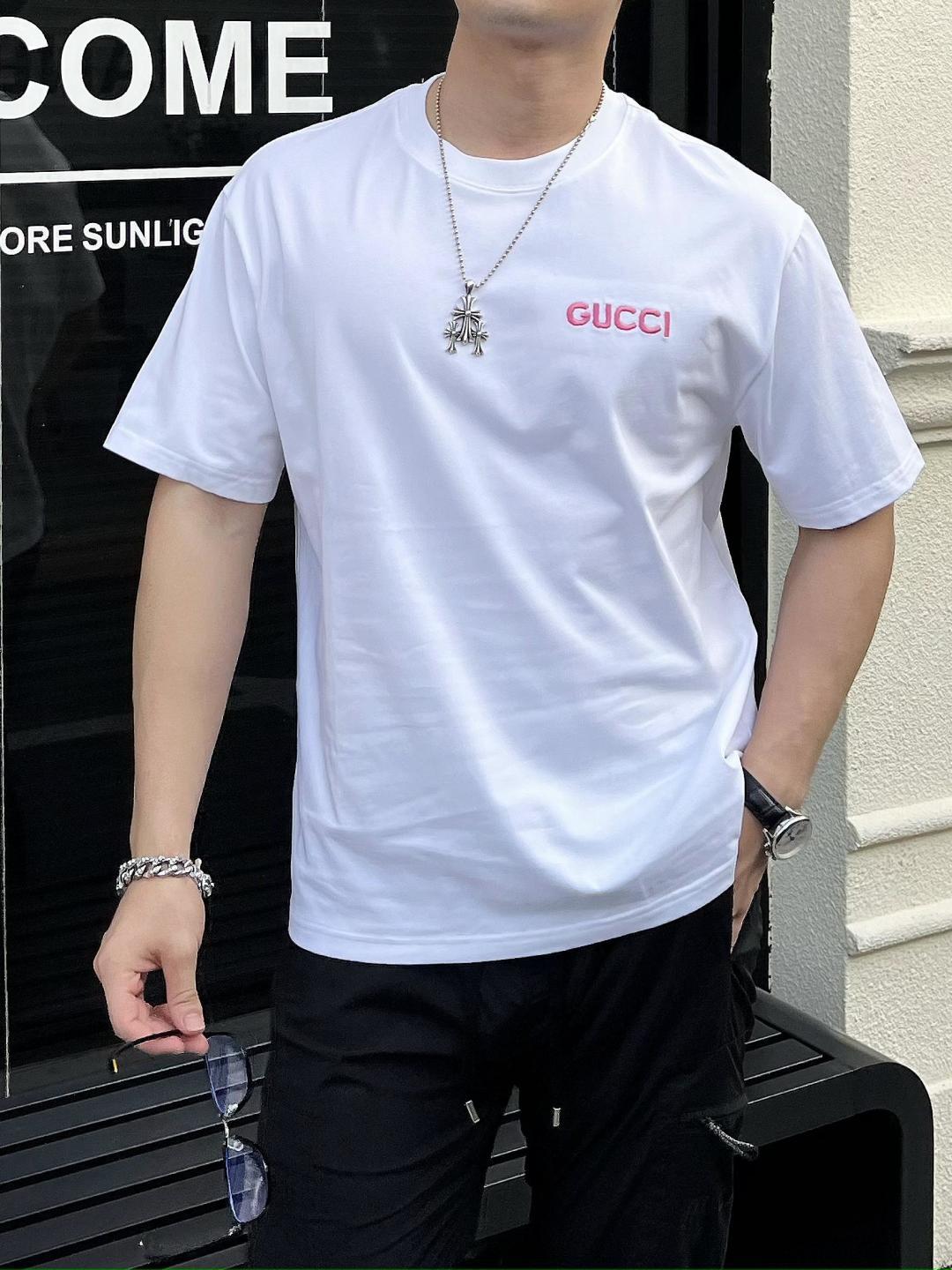 NO:141674,The main recommendation Gucci is exclusively designed for the new autumn Gucci fashion casual round neck short sleeves, high-density 320g pure cotton fabric, high-end needle embroidery, high-end European version original single T-shirt, trendy and fashionable casual half-sleeved, high breathable and comfortable, impeccable details, brand element design concept, reflecting high quality. It presents casual cut, and the upper body style is excellent!  Code Number M-3XL H2025 new model first release, gucci, gucci, T-shirt, tees, t-shirt, alexander wang19860909主推 Gucci 独家专供秋季新款古驰时尚休闲圆领短袖,高密度320克纯棉面料,高级密针刺绣、高端欧版原单T恤,潮流时尚休闲半袖 透气舒适度高,细节无可挑剔,品牌元素设计理念,体现高品质.呈现休闲裁剪,上身版型超赞！码数M-3XL H2025新款首发,,gucci,gucci,T-shirt,tees，t-shirt,alexander wang,Men's clothing