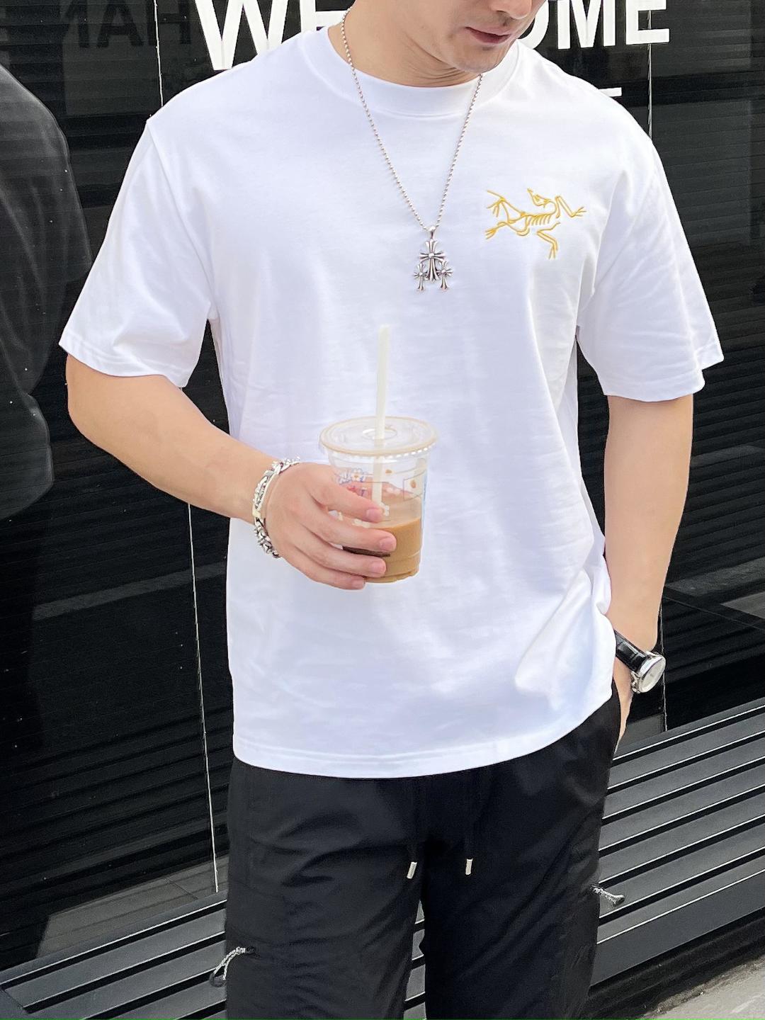 NO:141677,The main recommendation is Archaeopteryx. It is exclusively available for new autumn fashion casual round neck short sleeves, high-density 320g pure cotton fabric, high-end needle embroidery, high-end European version original single T-shirt, trendy and fashionable casual half-sleeved, high breathable and comfortable, impeccable details, brand element design concept, reflecting high quality. It presents casual cut, and the upper body style is excellent!  Code Number M-3XL H2025 new model first release, arc'teryx, T-shirt,tees, t-shirt,alexander wang19860909主推 始祖鸟 独家专供秋季新款时尚休闲圆领短袖,高密度320克纯棉面料,高级密针刺绣、高端欧版原单T恤,潮流时尚休闲半袖 透气舒适度高,细节无可挑剔,品牌元素设计理念,体现高品质.呈现休闲裁剪,上身版型超赞！码数M-3XL H2025新款首发,arc'teryx,T-shirt,tees，t-shirt,alexander wang,Men's clothing