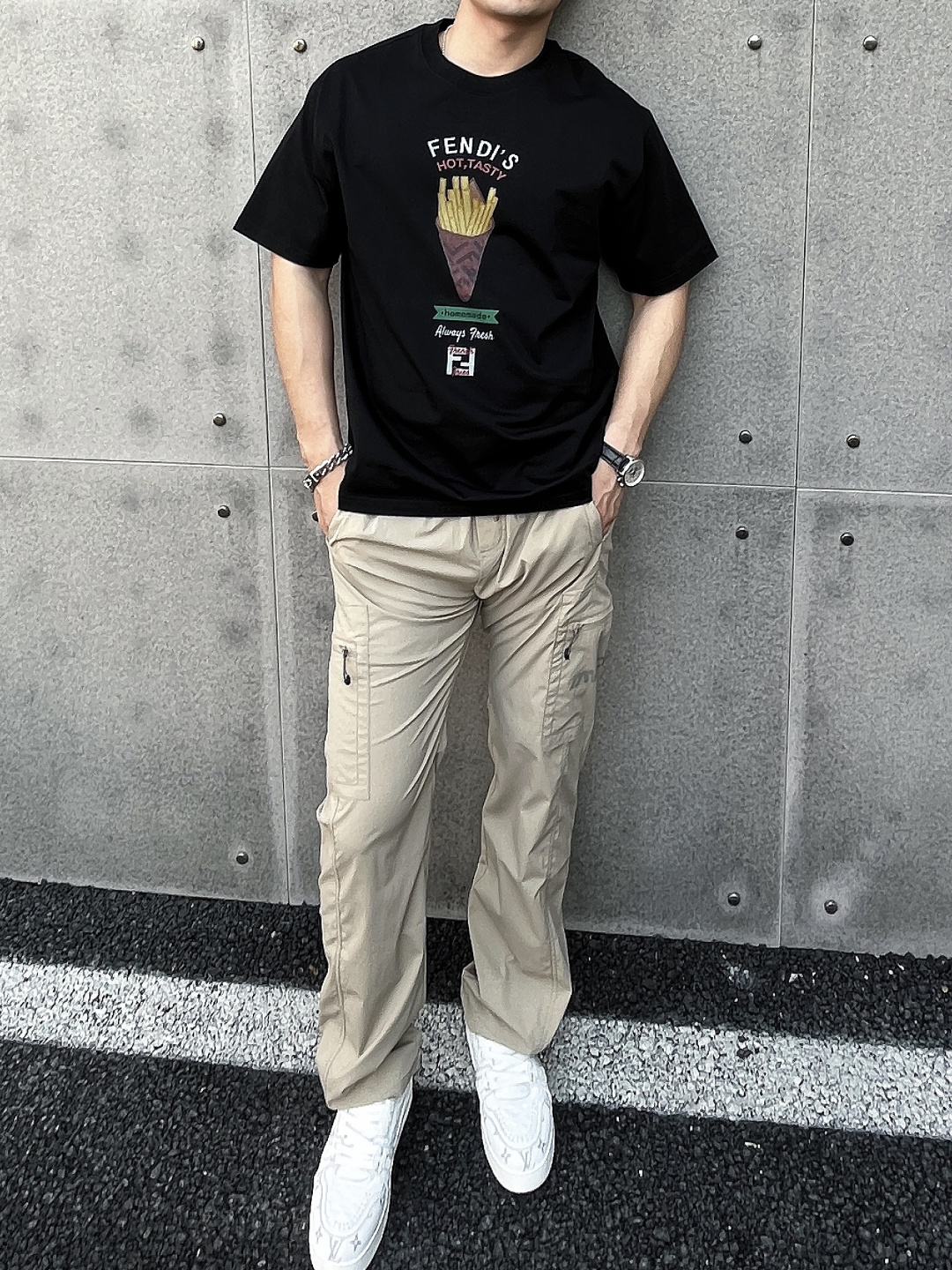 NO:623718,Recommended for Fendi. Exclusively for autumn, new Fendi fashionable and casual round-neck short sleeves, high-density 320g pure cotton fabric, advanced dense needle embroidery, high-end European original single T-shirt, trendy and fashionable casual half-sleeves. High breathability and comfort, impeccable details, brand element design concept, reflecting high quality. Presenting casual tailoring, the upper body shape is awesome!  Size M-3XL H2025 new model debut,,fendi,fendi,T-shirt,tees,t-shirt,alexander wang19860909主推 Fendi 独家专供秋季新款芬迪时尚休闲圆领短袖,高密度320克纯棉面料,高级密针刺绣、高端欧版原单T恤,潮流时尚休闲半袖 透气舒适度高,细节无可挑剔,品牌元素设计理念,体现高品质.呈现休闲裁剪,上身版型超赞！码数M-3XL H2025新款首发,,fendi,fendi,T-shirt,tees，t-shirt,alexander wang,Men's clothing