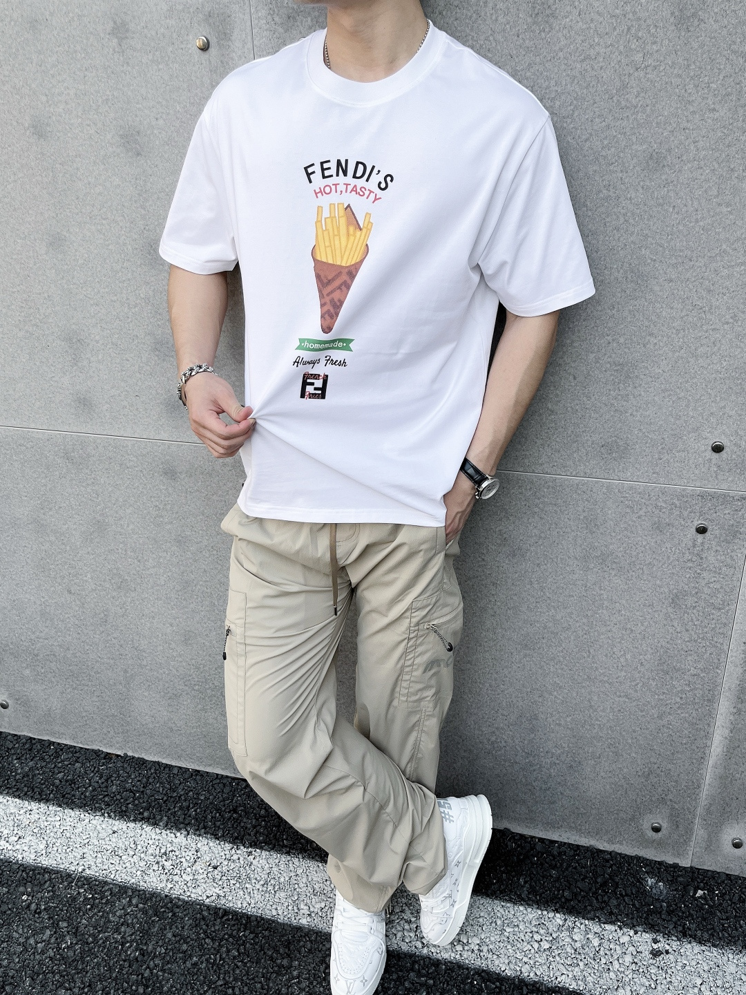 NO:428296,The main recommendation Fendi is exclusively designed for the new autumn Fendi fashion casual round neck short sleeves, high-density 320g pure cotton fabric, high-end needle embroidery, high-end European version original single T-shirt, trendy and fashionable casual half-sleeved, breathable and comfortable, impeccable details, brand element design concept, reflecting high quality. It presents casual cut, and the upper body style is superb!  Code Number M-3XL H2025 new model first release, fendi, fendi, T-shirt, tees, t-shirt, alexander wang19860909主推 Fendi 独家专供秋季新款芬迪时尚休闲圆领短袖,高密度320克纯棉面料,高级密针刺绣、高端欧版原单T恤,潮流时尚休闲半袖 透气舒适度高,细节无可挑剔,品牌元素设计理念,体现高品质.呈现休闲裁剪,上身版型超赞！码数M-3XL H2025新款首发,,fendi,fendi,T-shirt,tees，t-shirt,alexander wang,Men's clothing