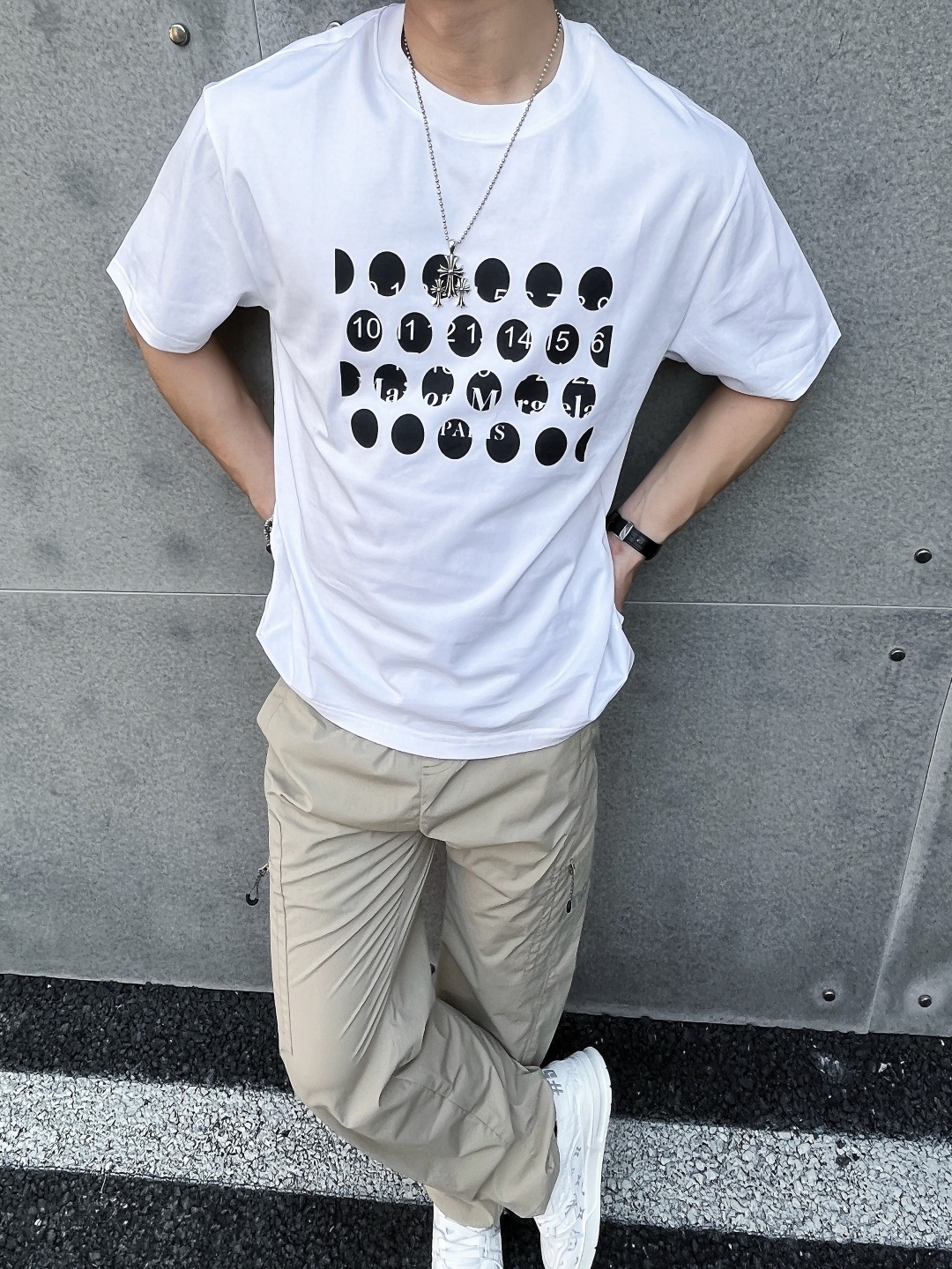 NO:623704,The main recommendation is Margiela. Exclusively for the new autumn Margiela fashionable casual round neck short sleeves, high-density 320g pure cotton fabric, advanced dense needle embroidery, high-end European original single T-shirt, trendy fashion casual half-sleeves. High breathability and comfort, impeccable details, brand element design concept, reflecting high quality. Presenting casual tailoring, the upper body shape is awesome!  Size M-3XL H2025 new model debut, masion margiela, T-shirt, tees, t-shirt, alexander wang19860909主推 马吉拉 独家专供秋季新款马吉拉时尚休闲圆领短袖,高密度320克纯棉面料,高级密针刺绣、高端欧版原单T恤,潮流时尚休闲半袖 透气舒适度高,细节无可挑剔,品牌元素设计理念,体现高品质.呈现休闲裁剪,上身版型超赞！码数M-3XL H2025新款首发,,masion margiela,T-shirt,tees，t-shirt,alexander wang,Men's clothing