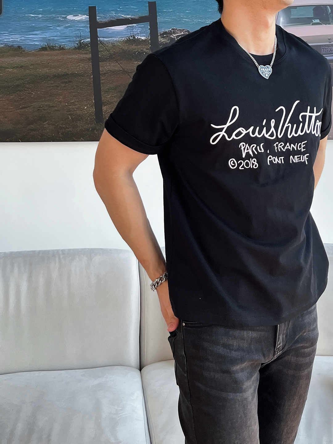 NO:428301,The main recommendation LV is exclusively designed for new autumn donkey brand fashionable casual round neck short sleeves, high-density 320g pure cotton fabric, high-end needle embroidery, high-end European version original single T-shirt, trendy and fashionable casual half-sleeved, high breathable and comfortable, impeccable details, brand element design concept, reflecting high quality. It presents casual cut, and the upper body style is superb!  Code Number M-3XL H2025 new model first release, louis vuitton,louis vuitton,t-shirt,tees,t-shirt,alexander wang19860909主推 LV 独家专供秋季新款驴牌时尚休闲圆领短袖,高密度320克纯棉面料,高级密针刺绣、高端欧版原单T恤,潮流时尚休闲半袖 透气舒适度高,细节无可挑剔,品牌元素设计理念,体现高品质.呈现休闲裁剪,上身版型超赞！码数M-3XL H2025新款首发,,louis vuitton,louis vuitton,T-shirt,tees，t-shirt,alexander wang,Men's clothing