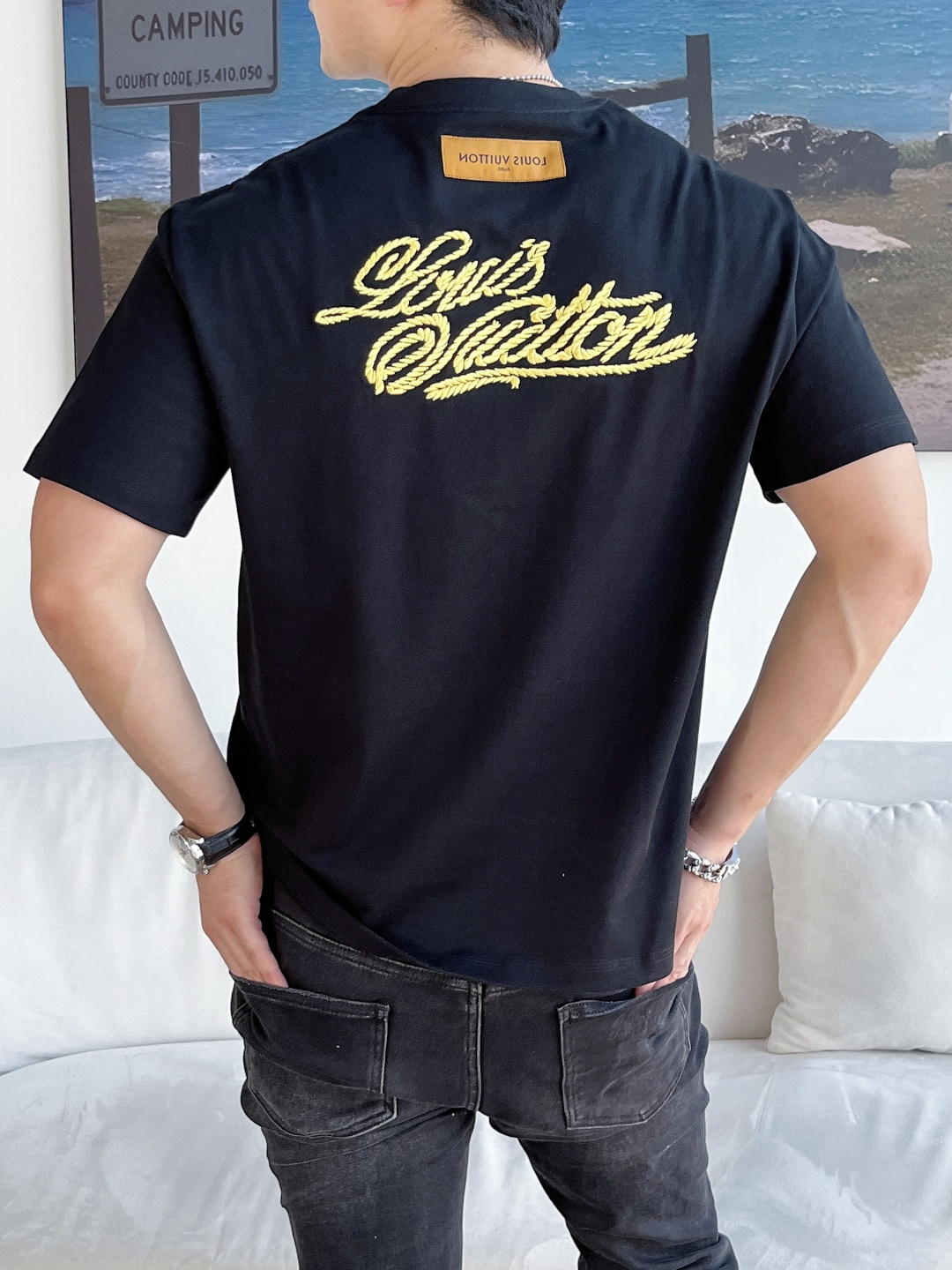 NO:594851,The main recommendation is LV's exclusive autumn new donkey brand fashionable and casual round neck short-sleeved, high-density 320g pure cotton fabric, advanced dense needle embroidery, high-end European original single T-shirt, trendy and fashionable casual half-sleeves. High breathability and comfort, impeccable details, brand element design concept, reflecting high quality. Presenting casual tailoring, the upper body shape is awesome!  Size M-3XL H new model debut,,louis vuitton,louis vuitton,T-shirt,tees,t-shirt,alexander wang19860909主推 LV 独家专供秋季新款驴牌时尚休闲圆领短袖,高密度320克纯棉面料,高级密针刺绣、高端欧版原单T恤,潮流时尚休闲半袖 透气舒适度高,细节无可挑剔,品牌元素设计理念,体现高品质.呈现休闲裁剪,上身版型超赞！码数M-3XL H新款首发,,louis vuitton,louis vuitton,T-shirt,tees，t-shirt,alexander wang,Men's clothing