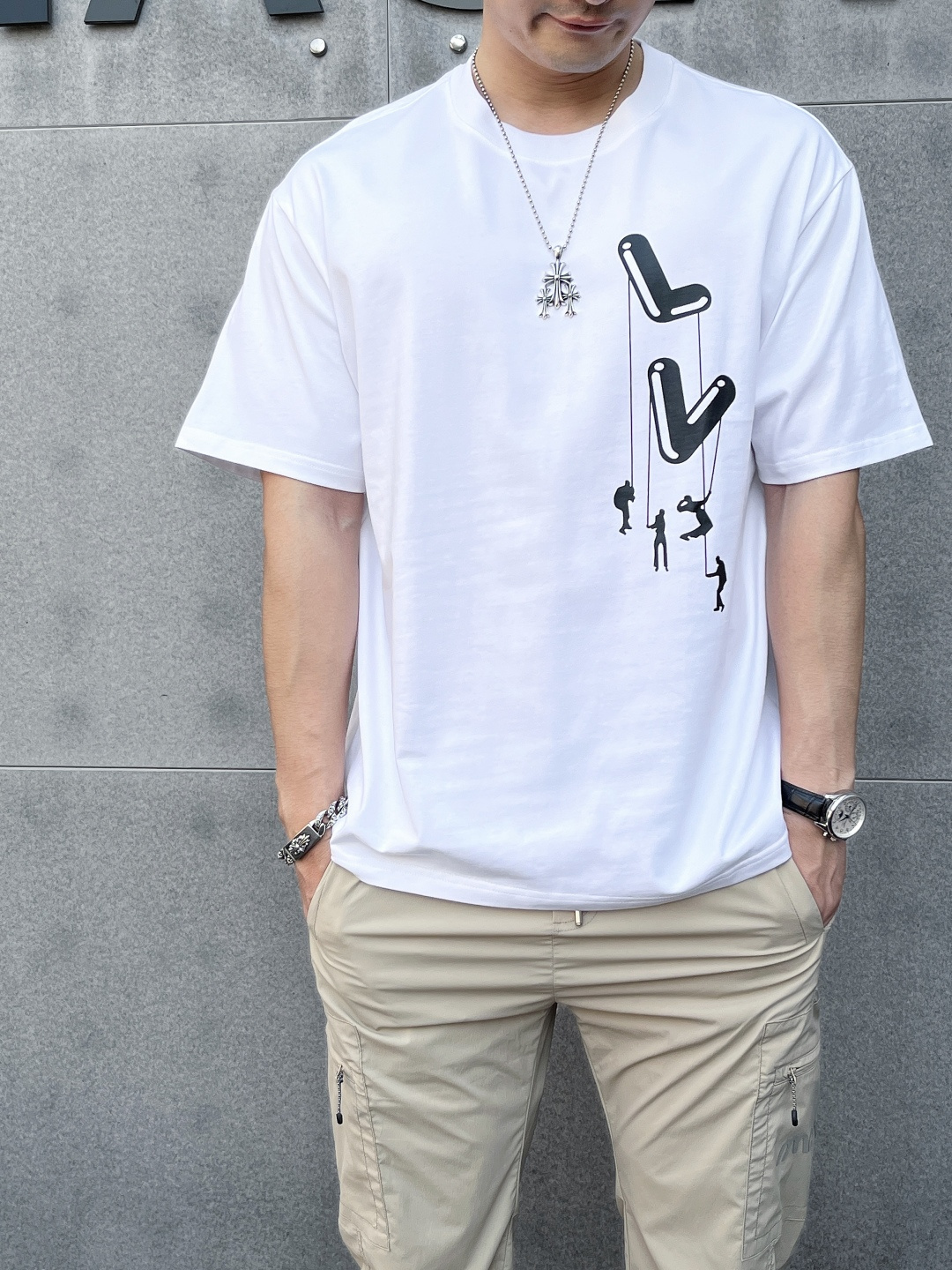 NO:160608,The main recommendation LV is exclusively designed for new autumn donkey brand fashionable casual round neck short sleeves, high-density 320g pure cotton fabric, high-end needle embroidery, high-end European version original single T-shirt, trendy and fashionable casual half-sleeved, high breathable and comfortable, impeccable details, brand element design concept, reflecting high quality. It presents casual cut, and the upper body style is superb!  Code Number M-3XL H2025 new model first release, louis vuitton,louis vuitton,t-shirt,tees,t-shirt,alexander wang19860909主推 LV 独家专供秋季新款驴牌时尚休闲圆领短袖,高密度320克纯棉面料,高级密针刺绣、高端欧版原单T恤,潮流时尚休闲半袖 透气舒适度高,细节无可挑剔,品牌元素设计理念,体现高品质.呈现休闲裁剪,上身版型超赞！码数M-3XL H2025新款首发,,louis vuitton,louis vuitton,T-shirt,tees，t-shirt,alexander wang,Men's clothing