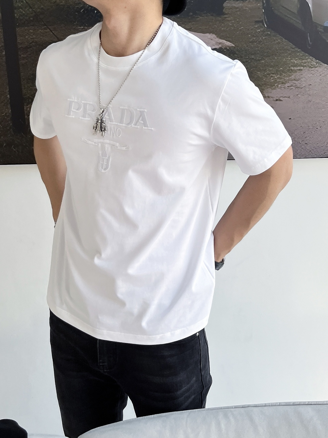 NO:141680,The main recommendation is Prada exclusively for the new autumn Prada fashion casual round neck short sleeves, high-density 320g pure cotton fabric, high-end needle embroidery, high-end European version original single T-shirt, trendy and fashionable casual half-sleeved, high breathable and comfortable, impeccable details, brand element design concept, reflecting high quality. It presents casual cut, and the upper body style is superb!  Code Number M-3XL H2025 new model first release, prada, prada, T-shirt, tees, t-shirt, alexander wang19860909主推 Prada 独家专供秋季新款普拉达时尚休闲圆领短袖,高密度320克纯棉面料,高级密针刺绣、高端欧版原单T恤,潮流时尚休闲半袖 透气舒适度高,细节无可挑剔,品牌元素设计理念,体现高品质.呈现休闲裁剪,上身版型超赞！码数M-3XL H2025新款首发,,prada,prada,T-shirt,tees，t-shirt,alexander wang,Men's clothing