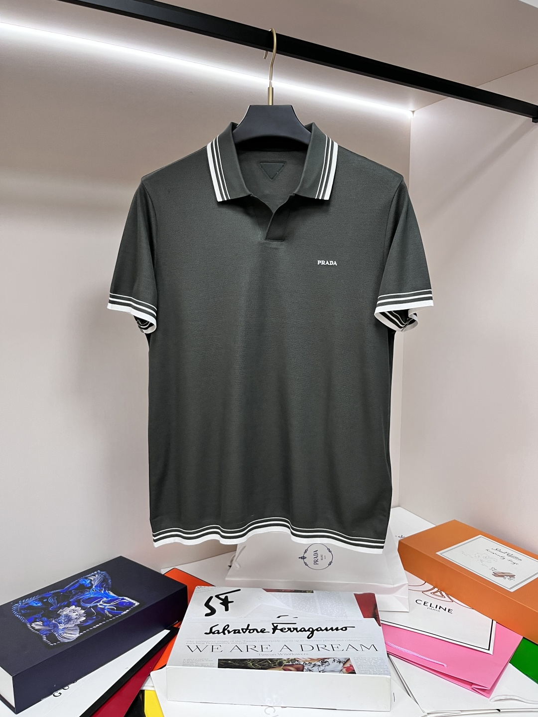 NO:159746,The main recommendation is Prada exclusively for the new autumn Prada fashion casual lapel short sleeves, high-density mercerized cotton fabric, high-end needle embroidery, high-end European version original single T-shirt, trendy and fashionable casual half-sleeved, breathable and comfortable, impeccable details, brand element design concept, reflecting high quality. It presents casual cut, and the upper body style is superb!  Code Number M-3XL H2025 new model first release, prada, prada, T-shirt, tees, t-shirt, alexander wang19860909主推 Prada 独家专供秋季新款普拉达时尚休闲翻领短袖,高密度丝光纯棉面料,高级密针刺绣、高端欧版原单T恤,潮流时尚休闲半袖 透气舒适度高,细节无可挑剔,品牌元素设计理念,体现高品质.呈现休闲裁剪,上身版型超赞！ 码数M-3XL H2025新款首发,,prada,prada,T-shirt,tees，t-shirt,alexander wang,Men's clothing