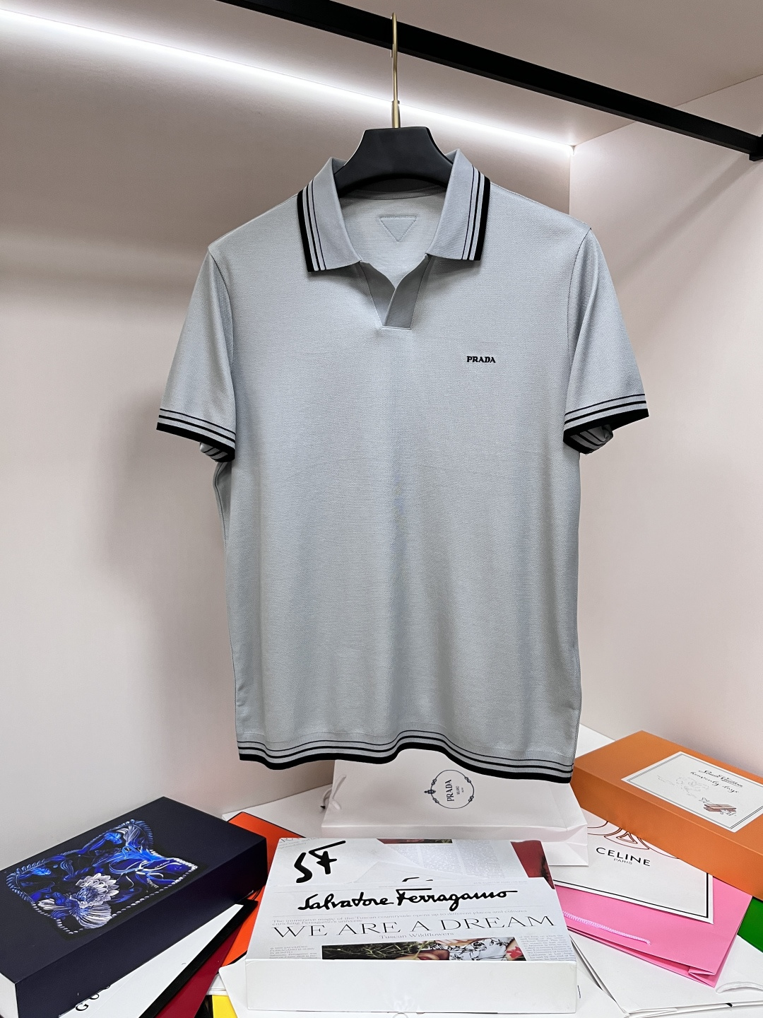 NO:159750,The main recommendation is Prada exclusively for the new autumn Prada fashion casual lapel short sleeves, high-density mercerized cotton fabric, high-end needle embroidery, high-end European version original single T-shirt, trendy and fashionable casual half-sleeved, breathable and comfortable, impeccable details, brand element design concept, reflecting high quality. It presents casual cut, and the upper body style is superb!  Code Number M-3XL H2025 new model first release, prada, prada, T-shirt, tees, t-shirt, alexander wang19860909主推 Prada 独家专供秋季新款普拉达时尚休闲翻领短袖,高密度丝光纯棉面料,高级密针刺绣、高端欧版原单T恤,潮流时尚休闲半袖 透气舒适度高,细节无可挑剔,品牌元素设计理念,体现高品质.呈现休闲裁剪,上身版型超赞！ 码数M-3XL H2025新款首发,,prada,prada,T-shirt,tees，t-shirt,alexander wang,Men's clothing