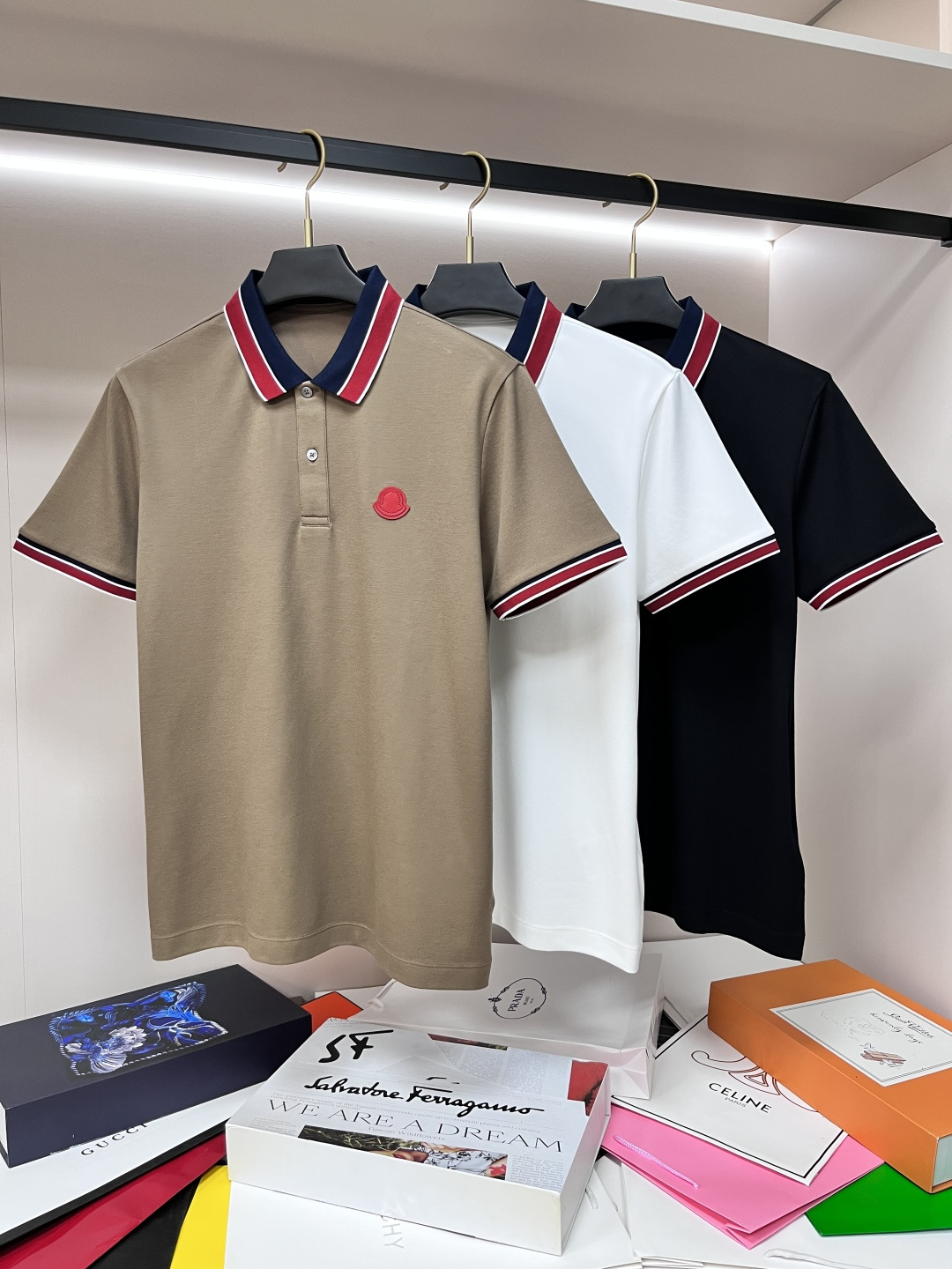 NO:159751,The main recommendation Moncler is exclusively designed for new autumn masked fashion casual lapel short sleeves, high-density mercerized cotton fabric, high-end needle embroidery, high-end European version original single T-shirt, trendy and fashionable casual half-sleeved, breathable and comfortable, impeccable details, brand element design concept, reflecting high quality. It presents casual cut, and the upper body style is superb!  M-3XL H2025 new model debut, christian louboutin, Moncler, T-shirt, tees, t-shirt, alexander wang19860909主推 Moncler 独家专供秋季新款蒙口时尚休闲翻领短袖,高密度丝光纯棉面料,高级密针刺绣、高端欧版原单T恤,潮流时尚休闲半袖 透气舒适度高,细节无可挑剔,品牌元素设计理念,体现高品质.呈现休闲裁剪,上身版型超赞！ 码数M-3XL H2025新款首发,,christian louboutin,Moncler,T-shirt,tees，t-shirt,alexander wang,Men's clothing