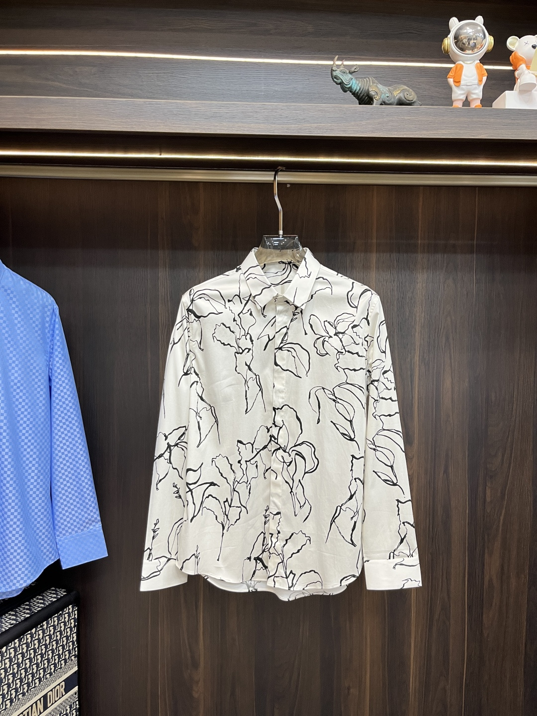 NO:550872,The main recommendation is Armani Armani's latest men's essential shirt, natural cotton, comfortable and breathable, original goods, original fabric, soft and comfortable, the upper body is high-end and luxurious, enough for the scene, this shirt is proud to make you satisfied and decent! Size 38-40-42-44-46-48 H2025 new release, armani, armani, shirts, alexander wang19860909主推 Armani 阿玛尼 专柜最新款男士必备款衬衫,天然棉,舒服透气,原单狠货,原版面料,柔软舒适,上身高端又奢华,足够场面的档次,这款衬衫无不骄傲的让你满意有面子! 尺码38-40-42-44-46-48 H2025新款首发,,armani,armani,shirts,alexander wang,Men's clothing