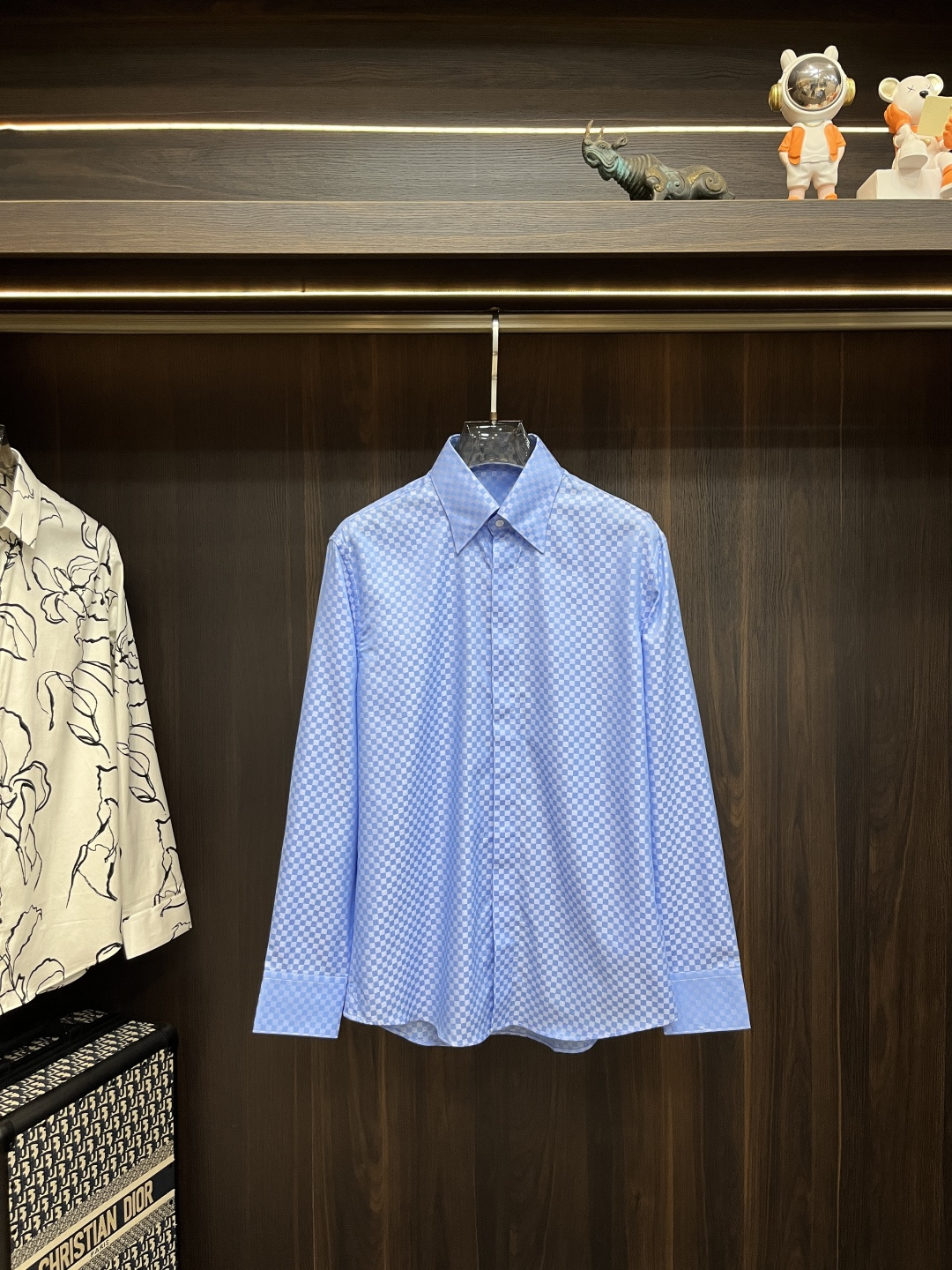 NO:550859,The main recommendation is the latest men's essential shirt for the counter, natural cotton, comfortable and breathable, original single product, original fabric, soft and comfortable, high-end and luxurious, enough to have a sufficiently scene-like grade, this shirt is proud to make you satisfied and face! Size 38-40-42-44-46-48 New H2025 model debut,,louis vuitton,louis vuitton,shirts,alexander wang19860909主推 LV 驴牌 专柜最新款男士必备款衬衫,天然棉,舒服透气,原单狠货,原版面料,柔软舒适,上身高端又奢华,足够场面的档次,这款衬衫无不骄傲的让你满意有面子! 尺码38-40-42-44-46-48 H2025新款首发,,louis vuitton,louis vuitton,shirts,alexander wang,Men's clothing