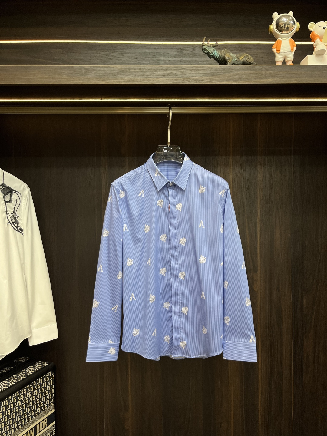 NO:550874,The main recommendation Versace is the latest men's essential shirt for counter, natural cotton, comfortable and breathable, original single product, original fabric, soft and comfortable, high-end and luxurious, enough style, this shirt is proud to make you satisfied and face! Size 38-40-42-44-46-48 New H2025 model first release, versace, versace, shirts, alexander wang19860909主推 Versace 范思哲 专柜最新款男士必备款衬衫,天然棉,舒服透气,原单狠货,原版面料,柔软舒适,上身高端又奢华,足够场面的档次,这款衬衫无不骄傲的让你满意有面子! 尺码38-40-42-44-46-48 H2025新款首发,,versace,versace,shirts,alexander wang,Men's clothing