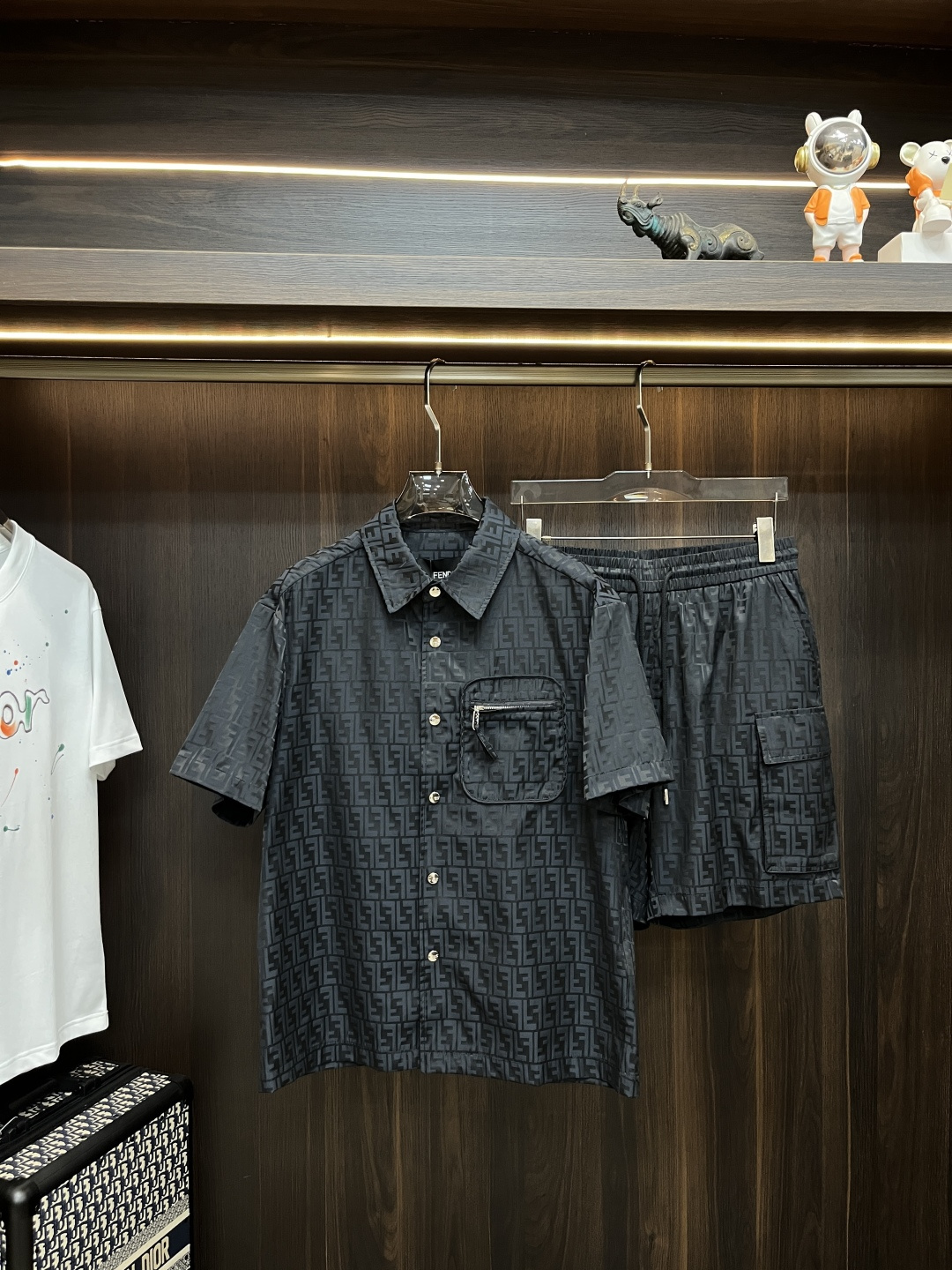 NO:150780,The main recommendation is Fendi Spring New Jacket Jacket Fendi Spring Lapel Set, the latest top official website original list, comfortable to wear, super texture, a must-have for short-sleeved casual shorts suit, long wear, the overall design is fashionable and simple, and the zippered placket edge design!  Symbolizes the highest quality of the brand, the original single brand [bad smile] classic eternal!  Accept any kind of test!  Size M~XXXL (model/125 catties wear M) H2025 new model first release, fendi, fendi, shorts, jackets & coats, jackets & coats, T-shirt, alexander wang19860909主推 Fendi 春季新款夹克外套芬迪春款翻领套装,最新顶尖官网原单,穿着舒适 质感超强 短袖休闲短裤套装出行必备,穿着时间长,整体设计时尚而简洁,拉链门襟处包边设计！象征了品牌至高的品质,原单大牌[坏笑] 经典永恒！接受任何形式的考验！ 尺码M～XXXL（模特/125斤穿M） H2025新款首发,,fendi,fendi,shorts,jackets & coats,jackets & coats,T-shirt,alexander wang,Men's clothing