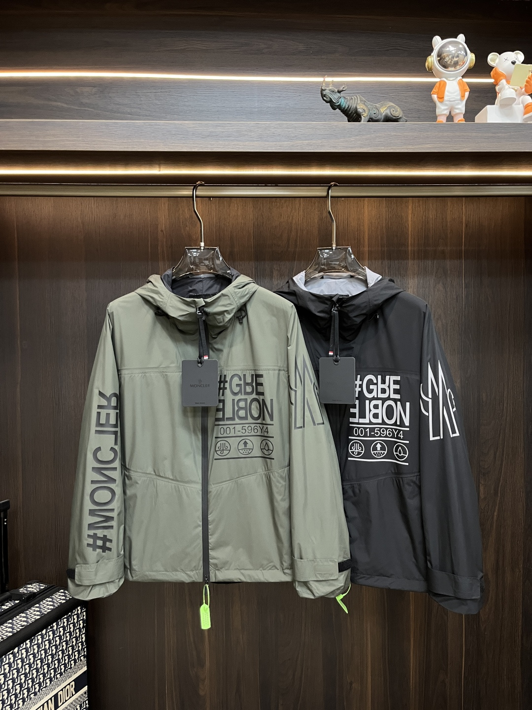 NO:515518,The main recommendation is the new early autumn jacket, cover-mouth spring hooded casual jacket!  The latest top official website of hidden hat design, comfortable to wear, super texture, sports and casual thin jacket!  A must-have for travel, long wear, the overall design is fashionable and simple, and the zippered placket is designed with edges!  Symbolizes the highest quality of the brand, the original single brand [bad smile] classic eternal!  Accept any kind of test!  Size M~XXXL (model 175/125 catties wear M) H new model first release, Moncler, jackets & coats, jackets & coats, hats, alexander wang19860909主推 Moncler ss早秋新款夹克外套蒙口春款连帽休闲外套！隐藏帽设计最新顶尖官网原单,穿着舒适 质感超强 运动休闲薄款夹克外套！出行必备,穿着时间长,整体设计时尚而简洁,拉链门襟处包边设计！象征了品牌至高的品质,原单大牌[坏笑] 经典永恒！接受任何形式的考验！ 尺码M～XXXL（模特175/125斤穿M） H新款首发,,Moncler,jackets & coats,jackets & coats,hats,alexander wang,Men's clothing