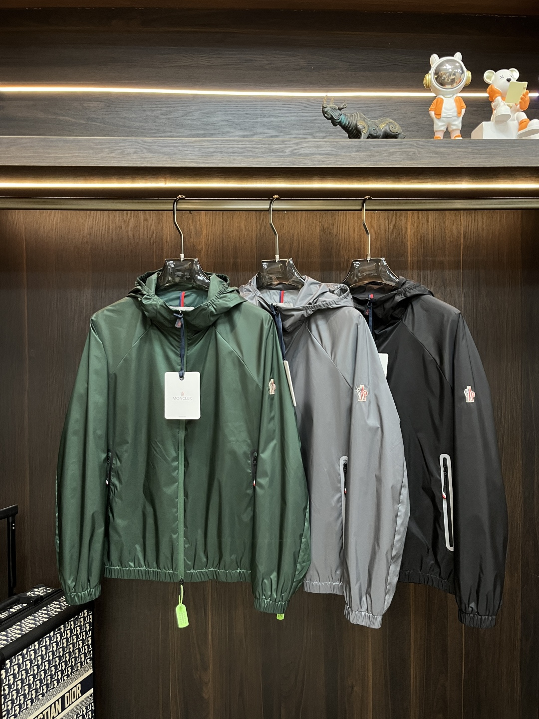 NO:515516,The main recommendation is the new early autumn jacket, cover-mouth spring hooded casual jacket!  The latest top official website of hidden hat design, comfortable to wear, super texture, sports and casual thin jacket!  A must-have for travel, long wear, the overall design is fashionable and simple, and the zippered placket is designed with edges!  Symbolizes the highest quality of the brand, the original single brand [bad smile] classic eternal!  Accept any kind of test!  Size M~XXXL (model 175/125 catties wear M) H new model first release, Moncler, jackets & coats, jackets & coats, hats, alexander wang19860909主推 Moncler ss早秋新款夹克外套蒙口春款连帽休闲外套！隐藏帽设计最新顶尖官网原单,穿着舒适 质感超强 运动休闲薄款夹克外套！出行必备,穿着时间长,整体设计时尚而简洁,拉链门襟处包边设计！象征了品牌至高的品质,原单大牌[坏笑] 经典永恒！接受任何形式的考验！ 尺码M～XXXL（模特175/125斤穿M） H新款首发,,Moncler,jackets & coats,jackets & coats,hats,alexander wang,Men's clothing