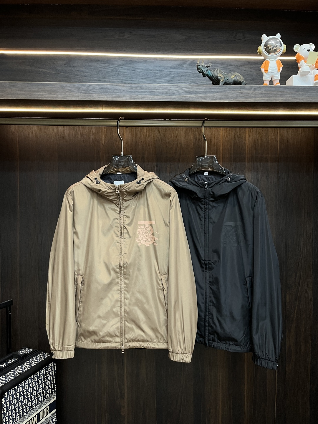 NO:159997,The main recommendation is Burberry Spring New Jacket Jacket Burberry Spring Hooded Casual Jacket!  The latest top official website of hidden hat design, comfortable to wear, super texture, sports and casual thin jacket!  A must-have for travel, long wear, the overall design is fashionable and simple, and the zippered placket is designed with edges!  Symbolizes the highest quality of the brand, the original single brand [bad smile] classic eternal!  Accept any kind of test!  Size M~XXXL (model 175/125 catties wear M) H new model first release, burberry, burberry, jackets & coats, jackets & coats, hats, alexander wang19860909主推 Burberry 春季新款夹克外套巴宝莉春款连帽休闲外套！隐藏帽设计最新顶尖官网原单,穿着舒适 质感超强 运动休闲薄款夹克外套！出行必备,穿着时间长,整体设计时尚而简洁,拉链门襟处包边设计！象征了品牌至高的品质,原单大牌[坏笑] 经典永恒！接受任何形式的考验！ 尺码M～XXXL（模特175/125斤穿M） H新款首发,,burberry,burberry,jackets & coats,jackets & coats,hats,alexander wang,Men's clothing