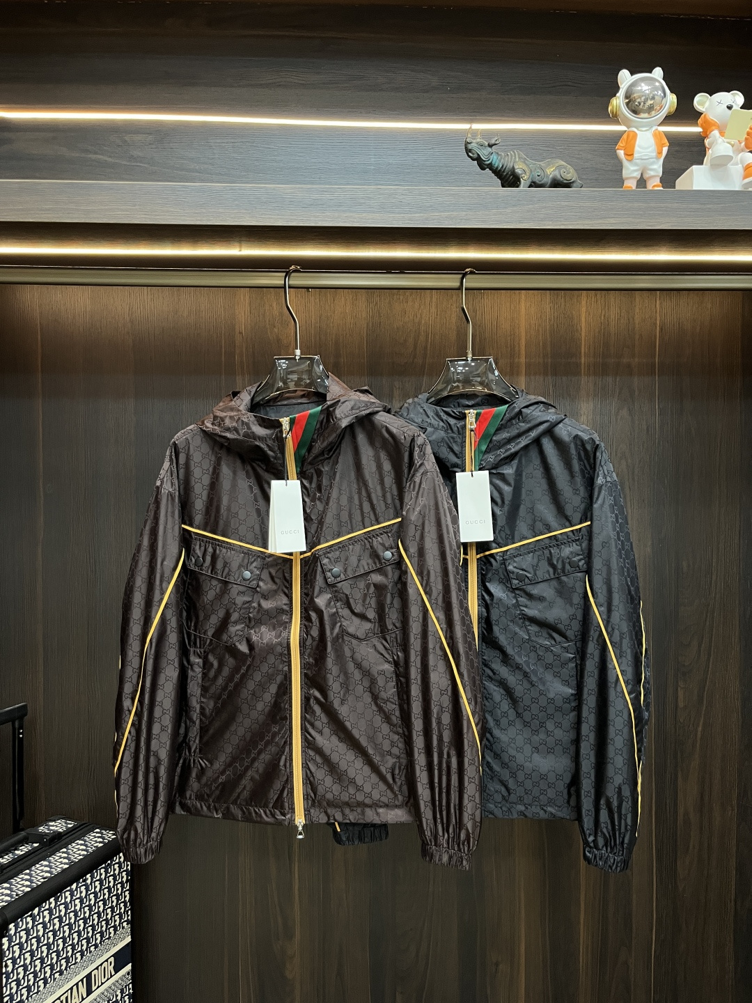 NO:159991,The main recommendation is Gucci Spring New Jacket Jacket Gucci Spring Stand Collar Casual Jacket!  The latest top official website of hidden hat design, comfortable to wear, super texture, sports and casual thin jacket!  A must-have for travel, long wear, the overall design is fashionable and simple, and the zippered placket is designed with edges!  Symbolizes the highest quality of the brand, the original single brand [bad smile] classic eternal!  Accept any kind of test!  Size M~XXXL (model 175/125 catties wear M) H new model first release, gucci, gucci, jackets & coats, jackets & coats, hats, alexander wang19860909主推 Gucci 春季新款夹克外套古驰春款立领休闲外套！隐藏帽设计最新顶尖官网原单,穿着舒适 质感超强 运动休闲薄款夹克外套！出行必备,穿着时间长,整体设计时尚而简洁,拉链门襟处包边设计！象征了品牌至高的品质,原单大牌[坏笑] 经典永恒！接受任何形式的考验！ 尺码M～XXXL（模特175/125斤穿M） H新款首发,,gucci,gucci,jackets & coats,jackets & coats,hats,alexander wang,Men's clothing