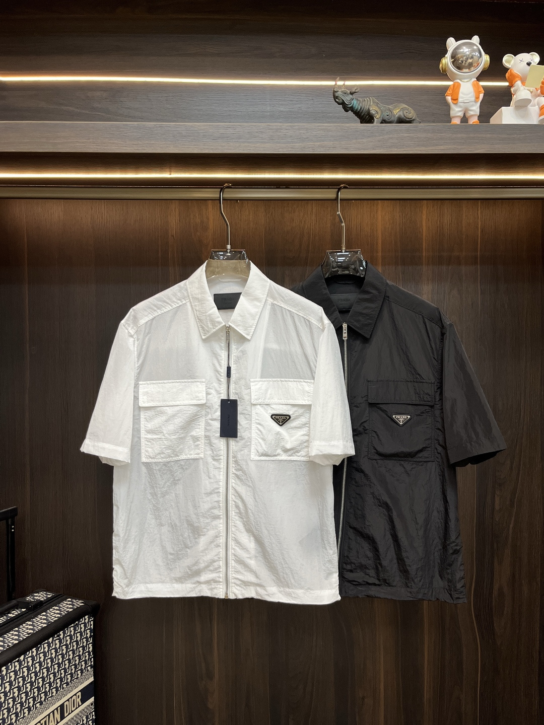 NO:150792,The main recommendation is the new Prada spring jacket Prada spring lapel jacket, the latest top official website original list, comfortable to wear, super texture, a must-have for short-sleeved casual short-sleeved jacket, long wear, the overall design is fashionable and simple, and the zippered placket edge design!  Symbolizes the highest quality of the brand, the original single brand [bad smile] classic eternal!  Accept any kind of test!  Size black 48-56 white 50-56 (model/125 catties wear M) H2025 new model first release, prada, prada, jackets & coats, jackets & coats, T-shirt, alexander wang19860909主推Prada 春季新款夹克外套普拉达春款翻领外套,最新顶尖官网原单,穿着舒适 质感超强 短袖休闲短袖外套出行必备,穿着时间长,整体设计时尚而简洁,拉链门襟处包边设计！象征了品牌至高的品质,原单大牌[坏笑] 经典永恒！接受任何形式的考验！ 尺码黑48-56 白50-56（模特/125斤穿M） H2025新款首发,,prada,prada,jackets & coats,jackets & coats,T-shirt,alexander wang,Men's clothing