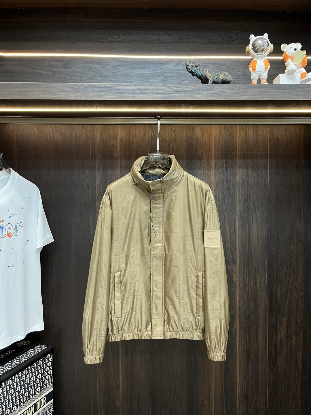 NO:159994,Recommended FENDL Spring New Jacket Jacket Fendi Spring Stand Collar Casual Jacket!  The latest top official website of hidden hat design, comfortable to wear, super texture, sports and casual thin jacket!  A must-have for travel, long wear, the overall design is fashionable and simple, and the zippered placket is designed with edges!  Symbolizes the highest quality of the brand, the original single brand [bad smile] classic eternal!  Accept any kind of test!  Size M~XXXL (model 175/125 catties wear M) H new model first release, fendi, fendi, jackets & coats, jackets & coats, hats, alexander wang19860909主推 FENDL 春季新款夹克外套芬迪春款立领休闲外套！隐藏帽设计最新顶尖官网原单,穿着舒适 质感超强 运动休闲薄款夹克外套！出行必备,穿着时间长,整体设计时尚而简洁,拉链门襟处包边设计！象征了品牌至高的品质,原单大牌[坏笑] 经典永恒！接受任何形式的考验！ 尺码M～XXXL（模特175/125斤穿M） H新款首发,,fendi,fendi,jackets & coats,jackets & coats,hats,alexander wang,Men's clothing