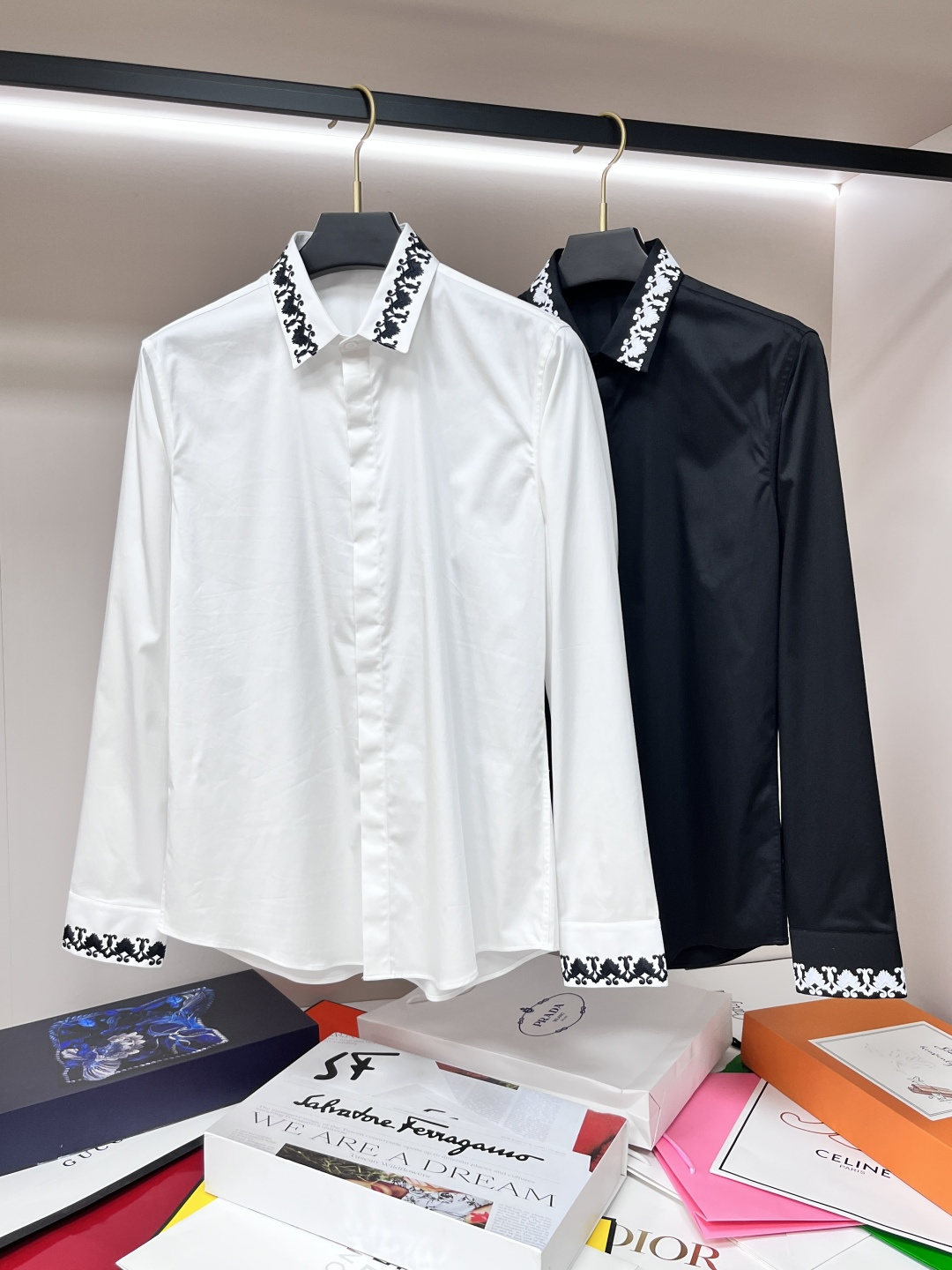 NO:550861,Mainly recommend Versace Versace counter's latest men's essential shirt, natural cotton, comfortable and breathable, original goods, original fabric, soft and comfortable, high-end and luxurious upper body, enough class for the scene, this shirt will make you proud and satisfied! Size 38-40-42-44-46-48 Black and white 2 colors H2025 new release,,versace,versace,shirts,alexander wang19860909主推 Versace 范思哲 专柜最新款男士必备款衬衫,天然棉,舒服透气,原单狠货,原版面料,柔软舒适,上身高端又奢华,足够场面的档次,这款衬衫无不骄傲的让你满意有面子! 尺码38-40-42-44-46-48 黑白2色 H2025新款首发,,versace,versace,shirts,alexander wang,Men's clothing