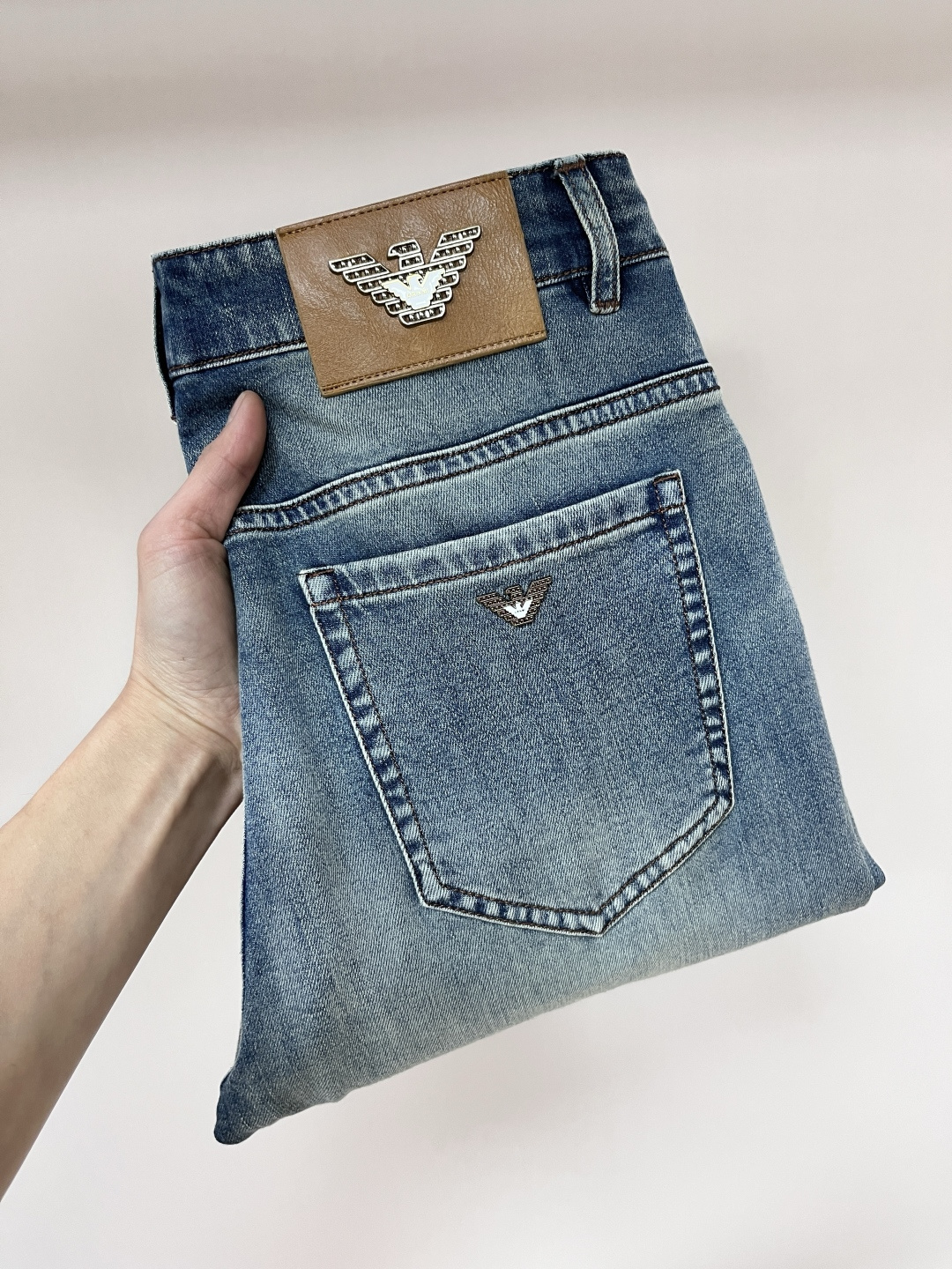 NO:155618,The main recommendation is Armani exclusively for the new Armani trendy men's fashionable casual jeans, new spring pants, high-end European version original single trendy fashionable casual trousers, breathable and comfortable, impeccable details, brand element design concept, reflecting high quality. It presents casual cut, and the upper body style is superb!  Number of codes 29-38 H new model first release, Armani, Armani, Jeans, Alexander wang19860909主推 Armani 春季独家专供新款阿玛尼潮男时尚休闲牛仔裤,春季新款裤子 高端欧版原单潮流时尚休闲裤子 透气舒适度高,细节无可挑剔,品牌元素设计理念,体现高品质.呈现休闲裁剪,上身版型超赞！ 码数29-38 H新款首发,,armani,armani,jeans,alexander wang,Men's clothing