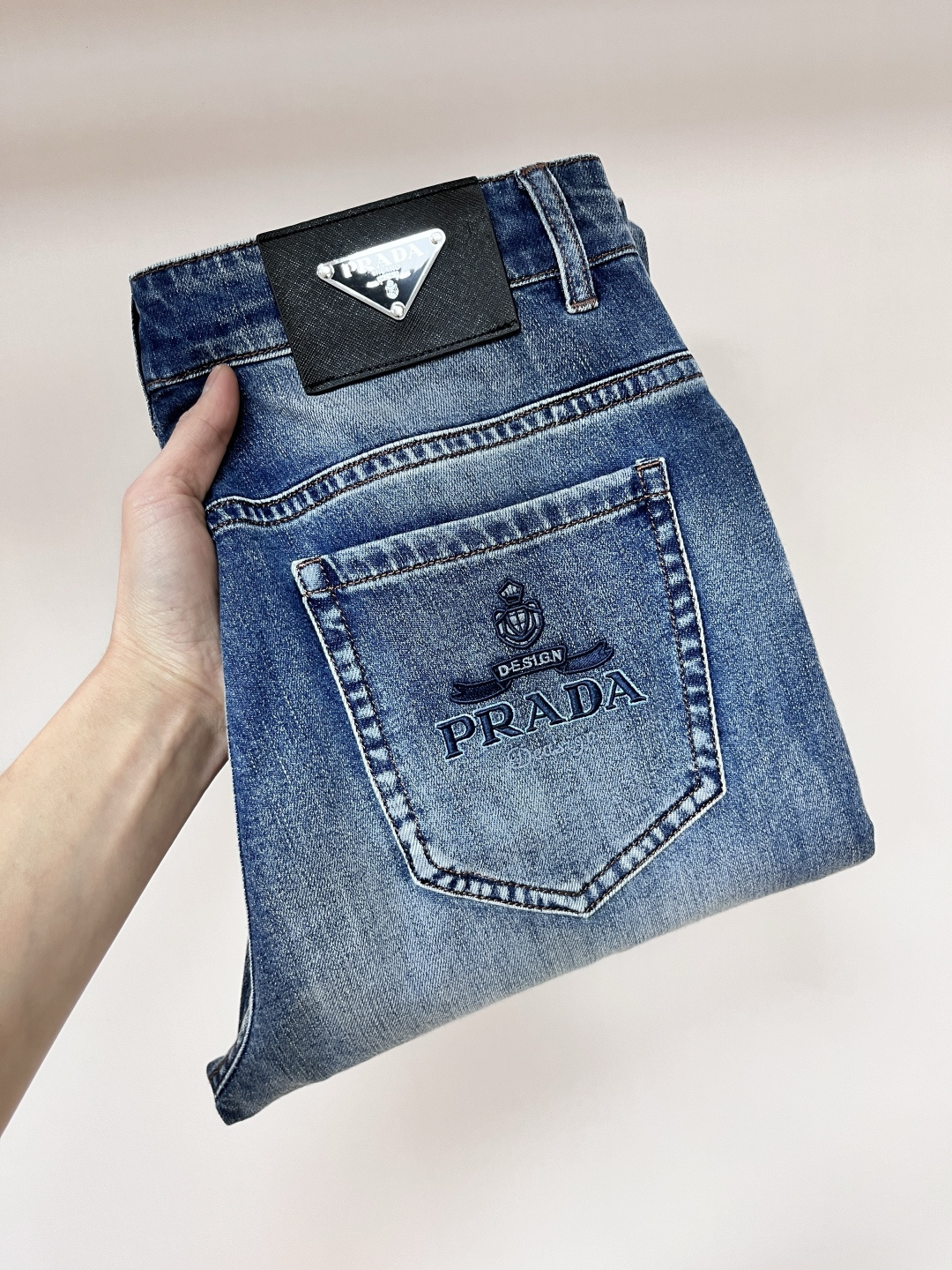 NO:155621,The main recommendation is Prada exclusively for the new Prada trendy men's fashionable casual jeans, the new spring pants, high-end European version original single trendy fashionable casual trousers, breathable and comfortable, impeccable details, brand element design concept, reflecting high quality. It presents casual cut, and the upper body style is superb!  Number of codes 29-38 H new model first release, prada, prada, jeans, alexander wang19860909主推 Prada 春季独家专供新款普拉达潮男时尚休闲牛仔裤,春季新款裤子 高端欧版原单潮流时尚休闲裤子 透气舒适度高,细节无可挑剔,品牌元素设计理念,体现高品质.呈现休闲裁剪,上身版型超赞！ 码数29-38 H新款首发,,prada,prada,jeans,alexander wang,Men's clothing