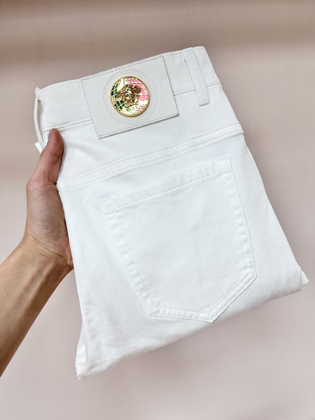 NO:139993,The main recommendation is Versace 2025 spring exclusively for new Versace trendy men's fashionable casual jeans, new spring pants, high-end European version original single trendy fashionable casual trousers, high breathability and comfort, impeccable details, brand element design concept, reflecting high quality. It presents casual cut, and the upper body style is excellent!  Number of codes 29-38 H2025 new model first release, versace, versace, jeans, alexander wang19860909主推 Versace 2025春季独家专供新款范思哲潮男时尚休闲牛仔裤,春季新款裤子 高端欧版原单潮流时尚休闲裤子 透气舒适度高,细节无可挑剔,品牌元素设计理念,体现高品质.呈现休闲裁剪,上身版型超赞！ 码数29-38 H2025新款首发,,versace,versace,jeans,alexander wang,Men's clothing