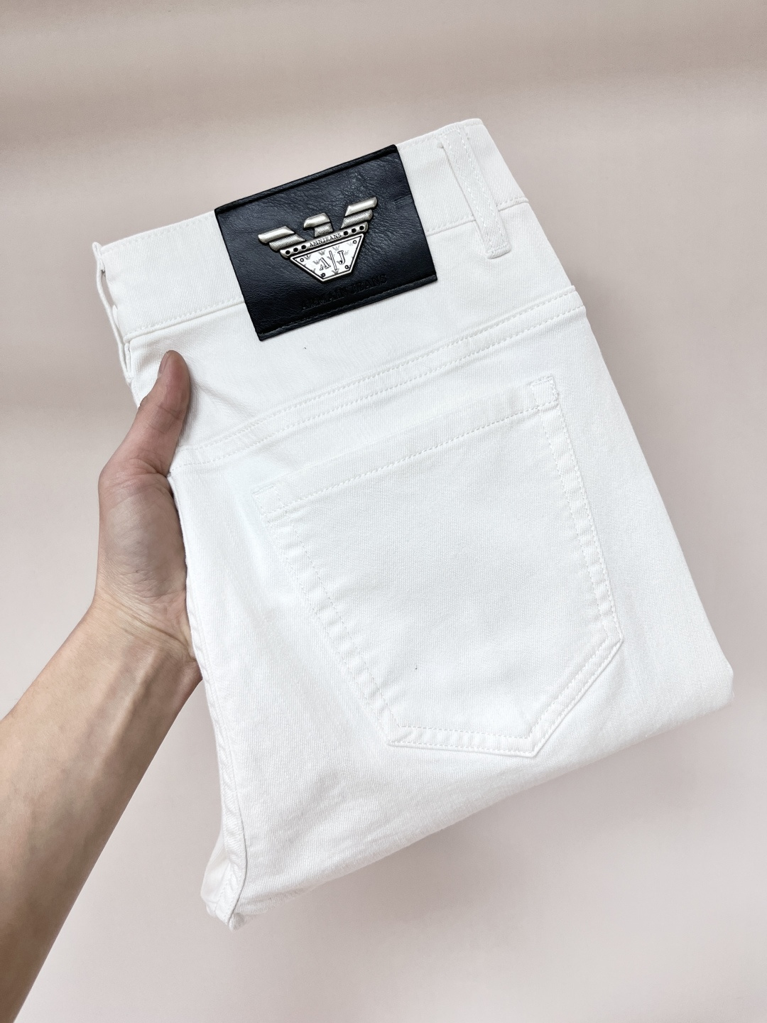 NO:139997,The main recommendation is Armani 2025 spring exclusively for new Armani trendy men's fashionable casual jeans, new spring pants, high-end European version original single trendy fashionable casual trousers, high breathability and comfort, impeccable details, brand element design concept, reflecting high quality. It presents casual cut, and the upper body style is superb!  Number of codes 29-38 H2025 new model first release, Armani, Armani, Jeans, Alexander wang19860909主推 Armani 2025春季独家专供新款阿玛尼潮男时尚休闲牛仔裤,春季新款裤子 高端欧版原单潮流时尚休闲裤子 透气舒适度高,细节无可挑剔,品牌元素设计理念,体现高品质.呈现休闲裁剪,上身版型超赞！ 码数29-38 H2025新款首发,,armani,armani,jeans,alexander wang,Men's clothing