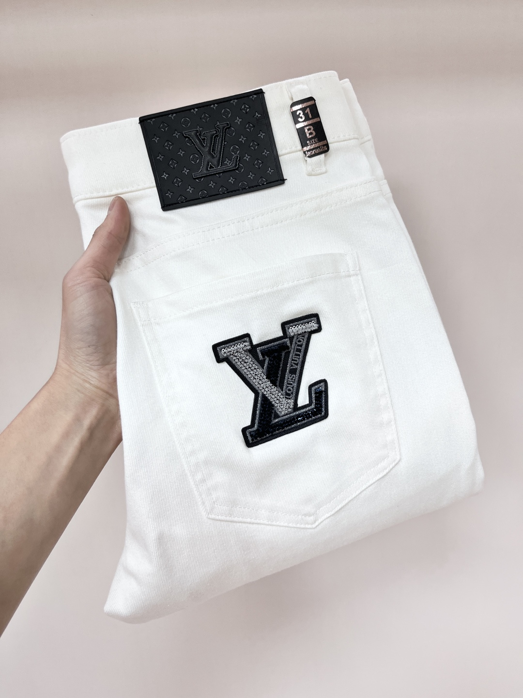 NO:140001,The main recommendation is LV 2025 spring exclusively for new donkey brand fashion men's fashionable casual jeans, new spring pants, high-end European version original single trend fashionable casual trousers, high breathability and comfort, impeccable details, brand element design concept, reflecting high quality. It presents casual cut, and the upper body style is superb!  Number of codes 29-38 H2025 new model first release, louis vuitton,louis vuitton,jeans,alexander wang19860909主推 LV 2025春季独家专供新款驴牌潮男时尚休闲牛仔裤,春季新款裤子 高端欧版原单潮流时尚休闲裤子 透气舒适度高,细节无可挑剔,品牌元素设计理念,体现高品质.呈现休闲裁剪,上身版型超赞！ 码数29-38 H2025新款首发,,louis vuitton,louis vuitton,jeans,alexander wang,Men's clothing