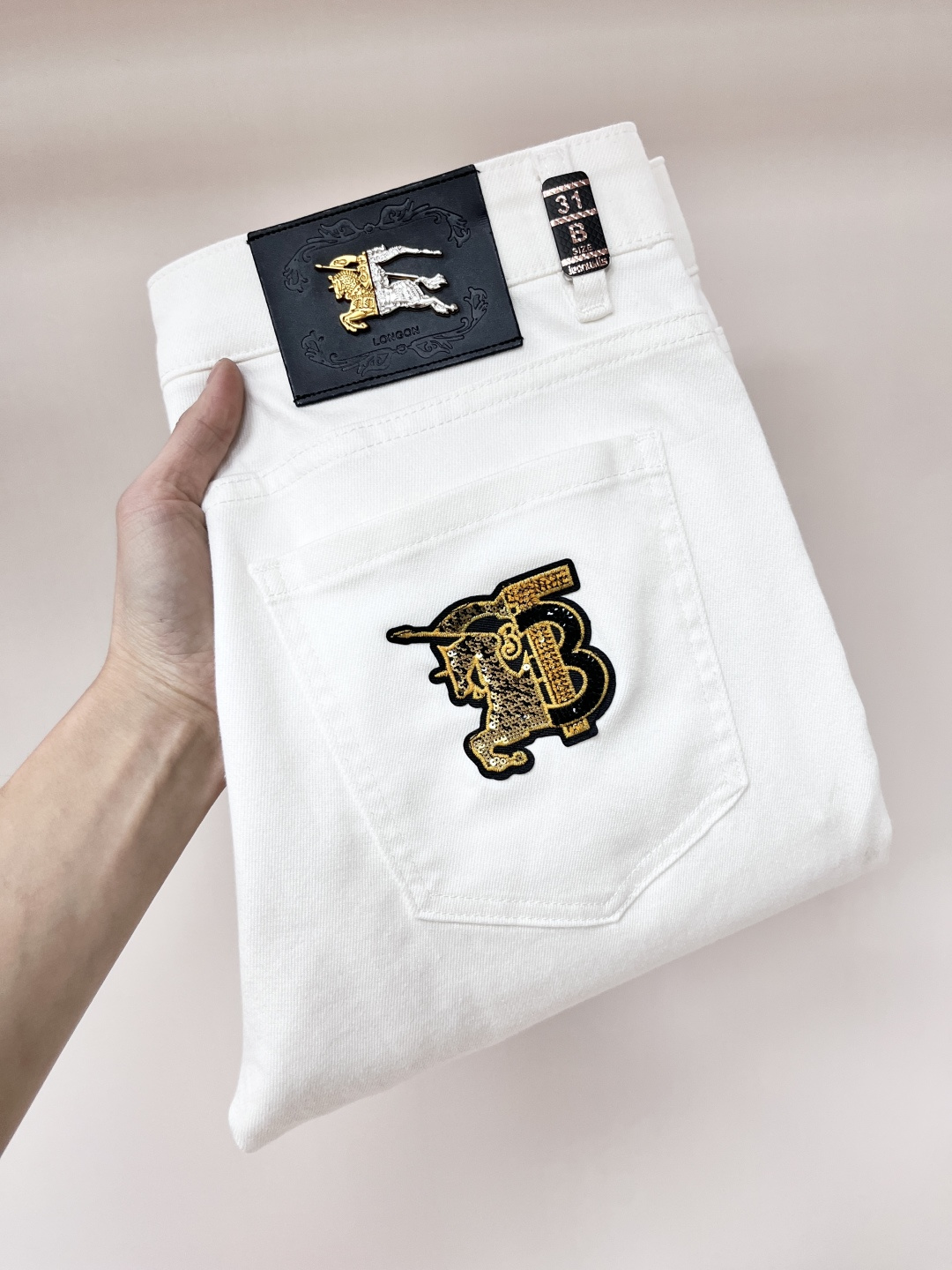 NO:140005,The main recommendation is Burberry 2025 spring exclusively for new Burberry trendy men's fashionable casual jeans, new spring pants, high-end European version original single trendy fashionable casual trousers, high breathability and comfort, impeccable details, brand element design concept, reflecting high quality. It presents casual cut, and the upper body style is excellent!  Number of codes 29-38 H2025 new model first release, burberry, burberry, jeans, alexander wang19860909主推 Burberry 2025春季独家专供新款巴宝莉潮男时尚休闲牛仔裤,春季新款裤子 高端欧版原单潮流时尚休闲裤子 透气舒适度高,细节无可挑剔,品牌元素设计理念,体现高品质.呈现休闲裁剪,上身版型超赞！ 码数29-38 H2025新款首发,,burberry,burberry,jeans,alexander wang,Men's clothing