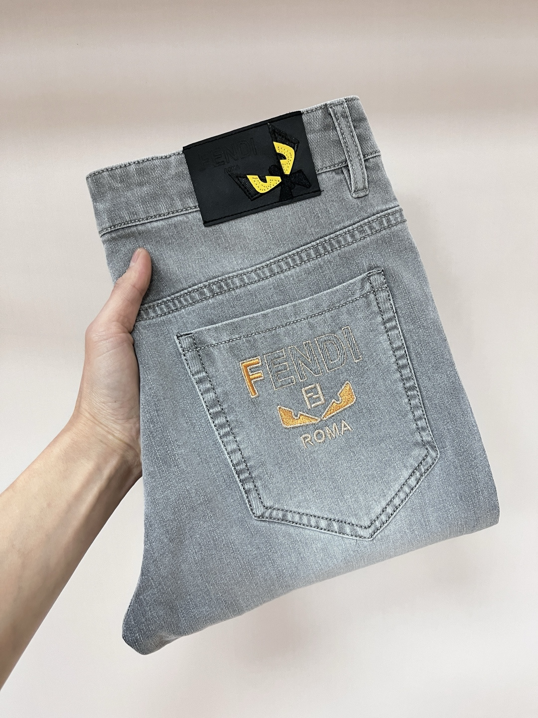 NO:137513,The main recommendation is Fendi 2025 spring exclusively for new Fendi trendy men's fashionable casual jeans, new spring pants, high-end European version original single trendy fashionable casual trousers, high breathability and comfort, impeccable details, brand element design concept, reflecting high quality. It presents casual cut, and the upper body style is excellent!  Number of codes 29-38 H2025 new model first release, fendi, fendi, jeans, alexander wang19860909主推 Fendi 2025春季独家专供新款芬迪潮男时尚休闲牛仔裤,春季新款裤子 高端欧版原单潮流时尚休闲裤子 透气舒适度高,细节无可挑剔,品牌元素设计理念,体现高品质.呈现休闲裁剪,上身版型超赞！ 码数29-38 H2025新款首发,,fendi,fendi,jeans,alexander wang,Men's clothing