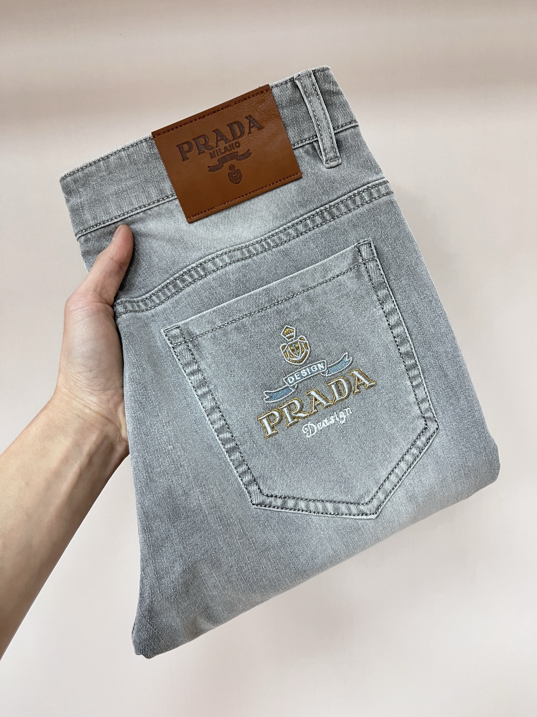 NO:137515,The main recommendation is Prada 2025 spring exclusively for new Prada trendy men's fashionable casual jeans, new spring pants, high-end European version original single trendy fashionable casual trousers, high breathability and comfort, impeccable details, brand element design concept, reflecting high quality. It presents casual cut, and the upper body style is superb!  Number of codes 29-38 H2025 new model first release, prada, prada, jeans, alexander wang19860909主推 Prada 2025春季独家专供新款普拉达潮男时尚休闲牛仔裤,春季新款裤子 高端欧版原单潮流时尚休闲裤子 透气舒适度高,细节无可挑剔,品牌元素设计理念,体现高品质.呈现休闲裁剪,上身版型超赞！ 码数29-38 H2025新款首发,,prada,prada,jeans,alexander wang,Men's clothing